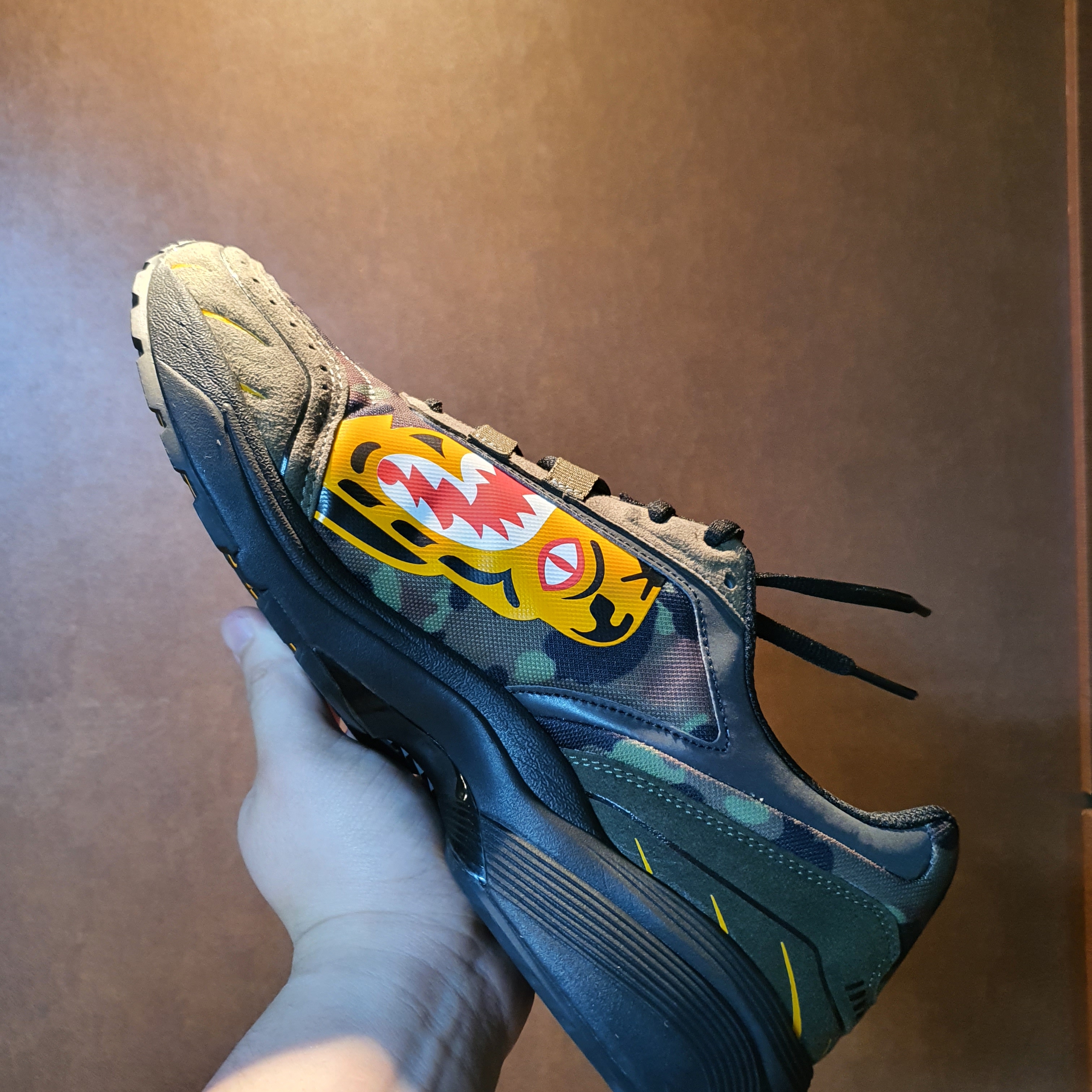 Asics x BAPE Gel-1090 Tiger Camo 착용 스타일 - 2