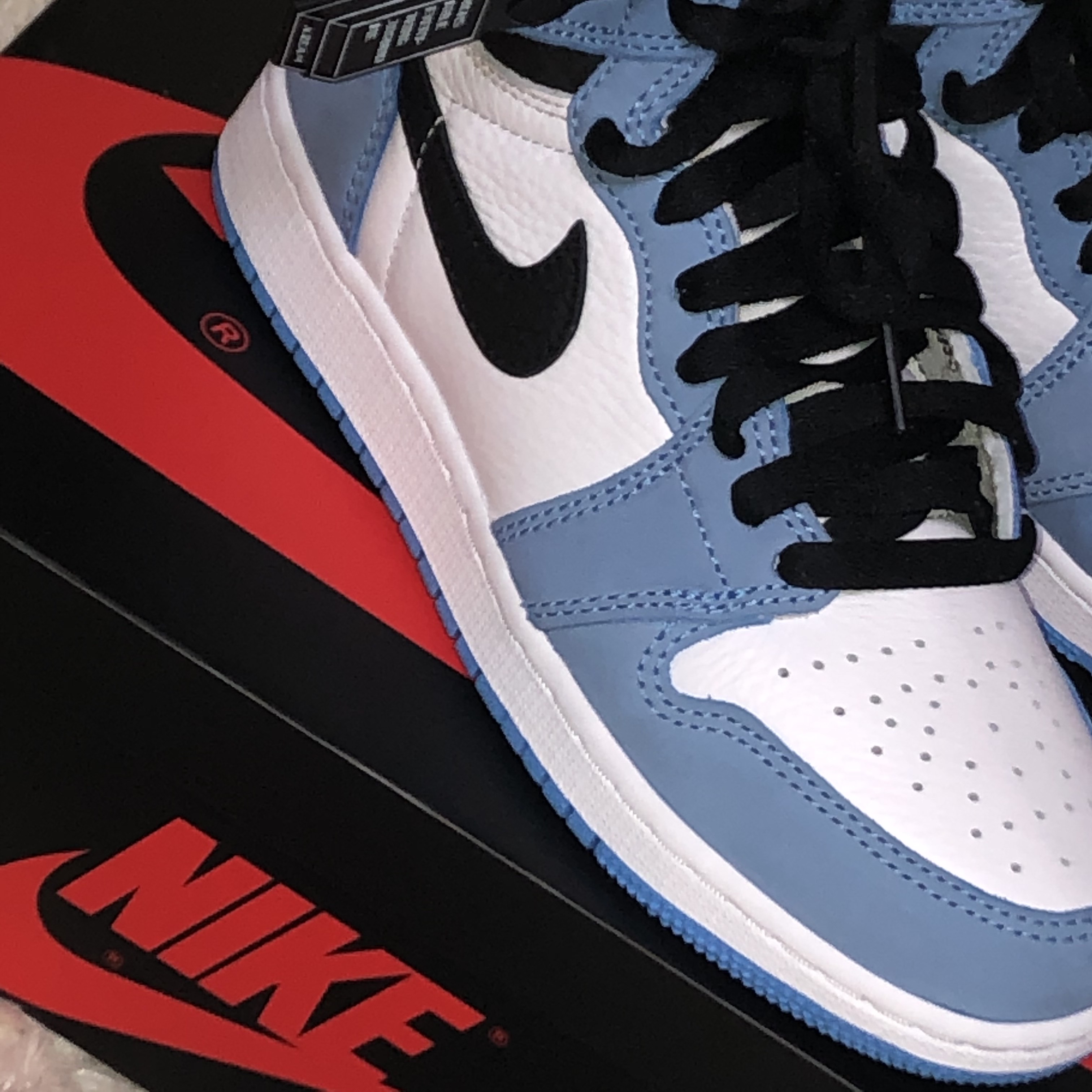 Jordan 1 Retro High OG University Blue 착용 스타일 - 2
