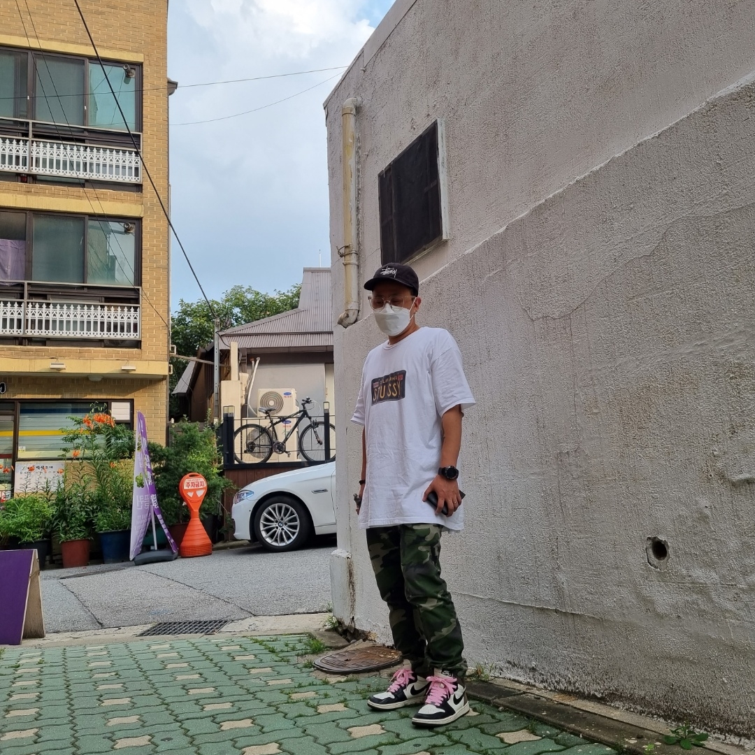 Jordan 1 Retro High OG Black Mocha, Stussy License Plate T-Shirt White 착용 스타일
