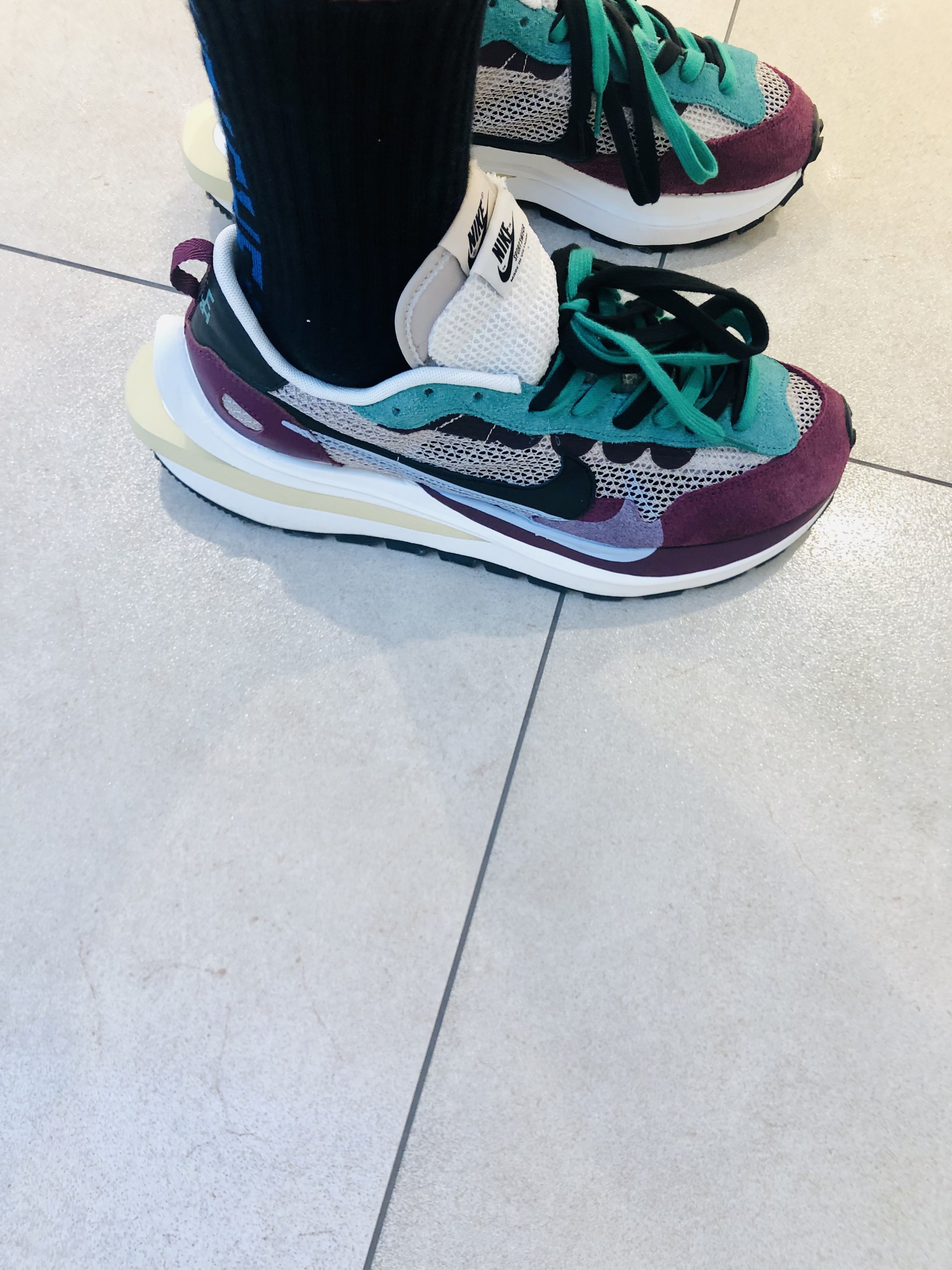 Nike x Sacai VaporWaffle String & Black Villain Red 착용 스타일 - 4