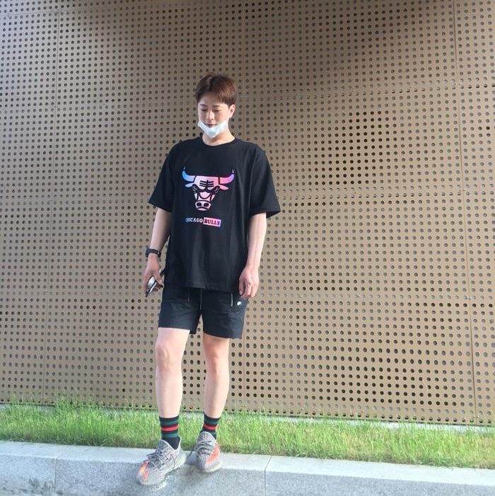 Adidas Yeezy Boost 350 V2 Beluga, Adidas Yeezy Boost 350 V2 Black Red 2020 착용 스타일 - 1