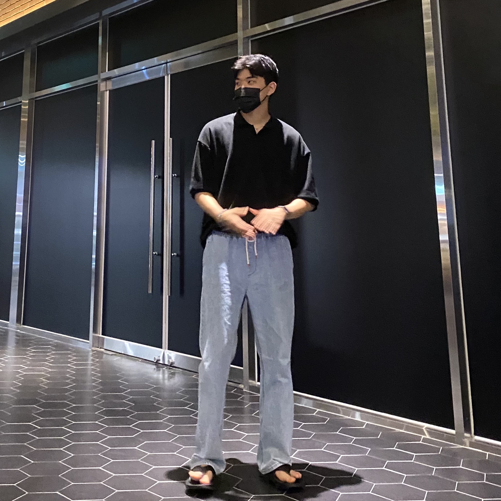 Oofos OOriginal Black 착용 스타일 - 2