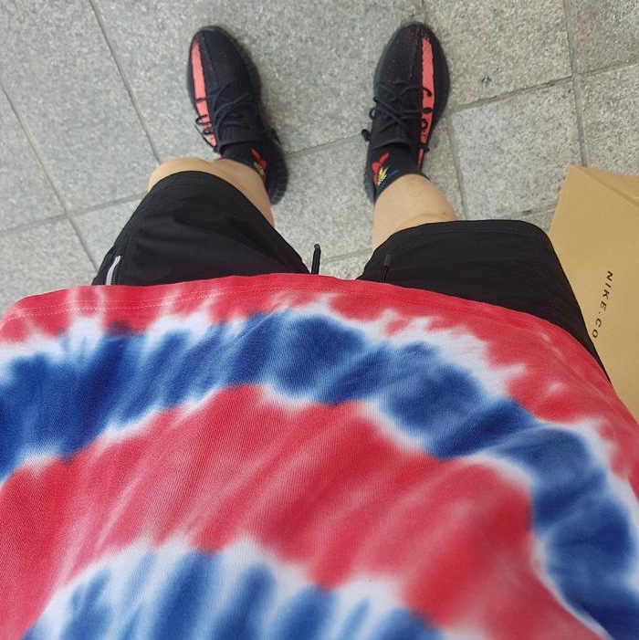 Adidas Yeezy Boost 350 V2 Core Black Red 2016 착용 스타일 - 2