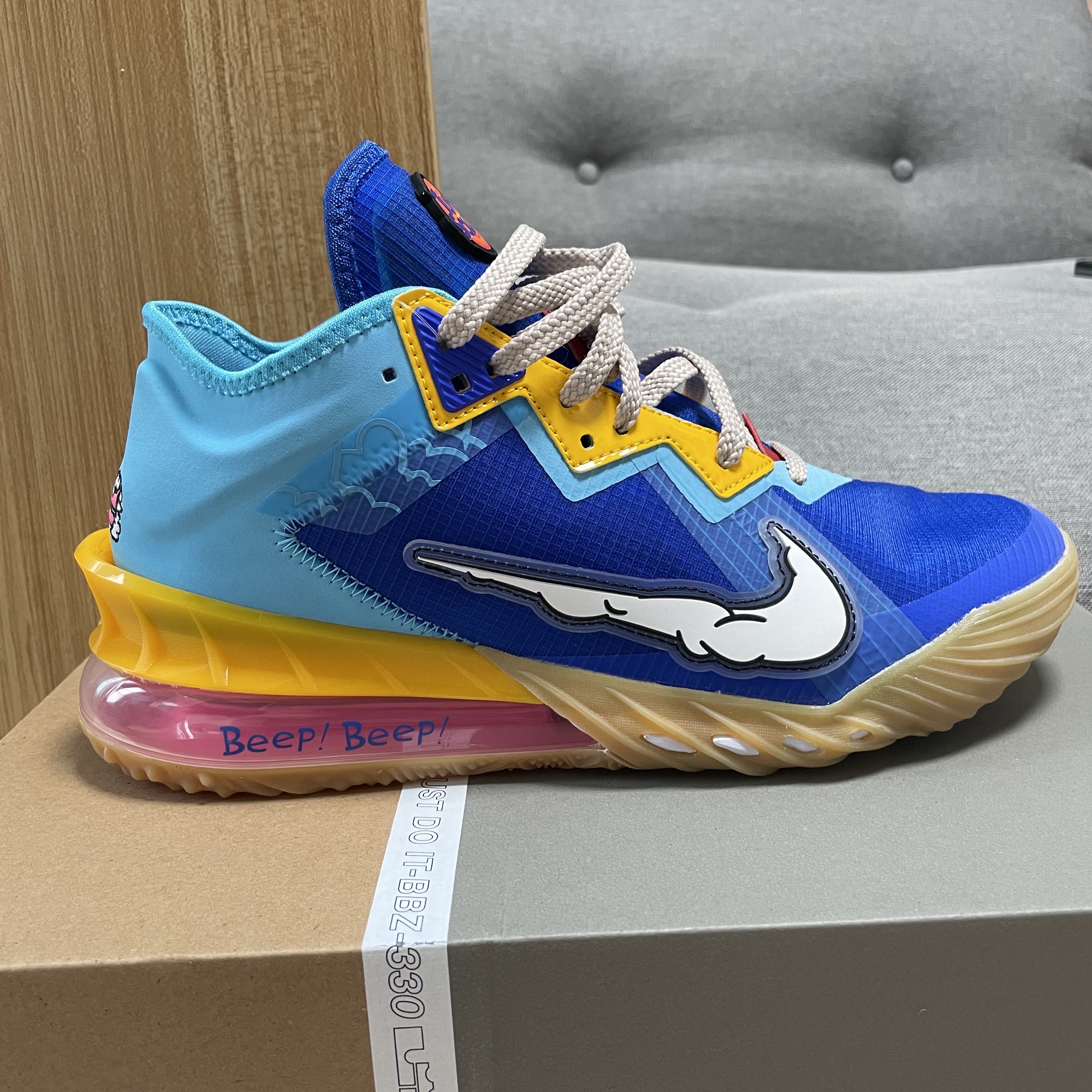 Nike LeBron 18 Low Wile E. vs Roadrunner 착용 스타일 - 2