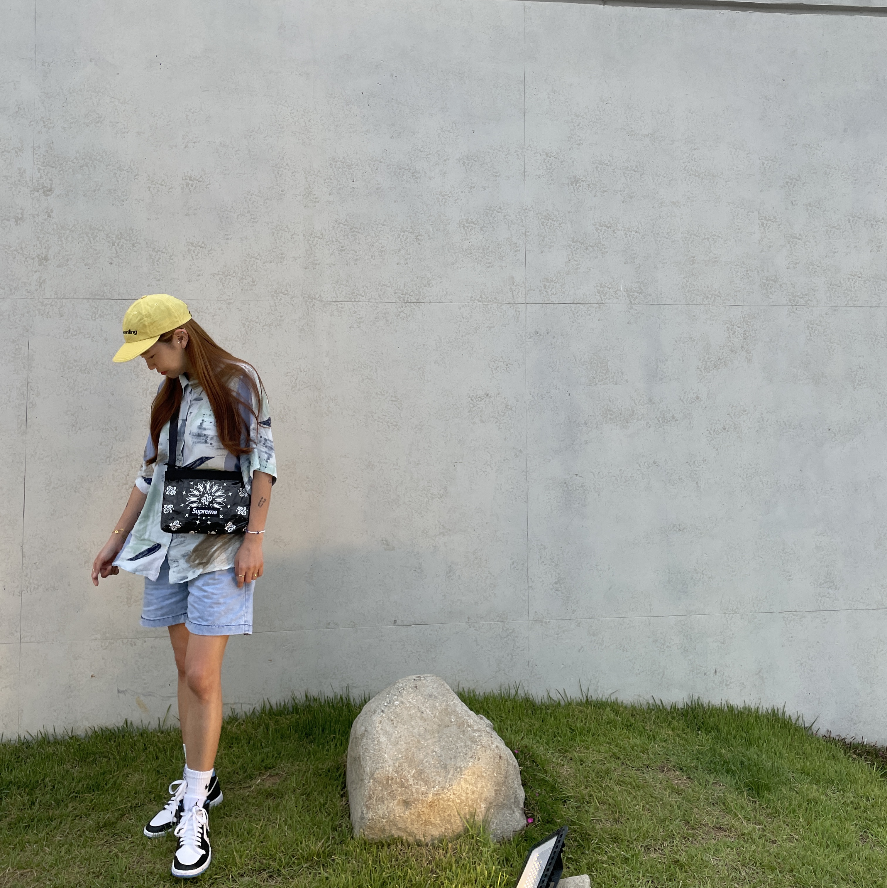 (W) Jordan 1 Mid White Black University Blue, Supreme Bandana Tarp Side Bag Black - 21SS 착용 스타일 - 3
