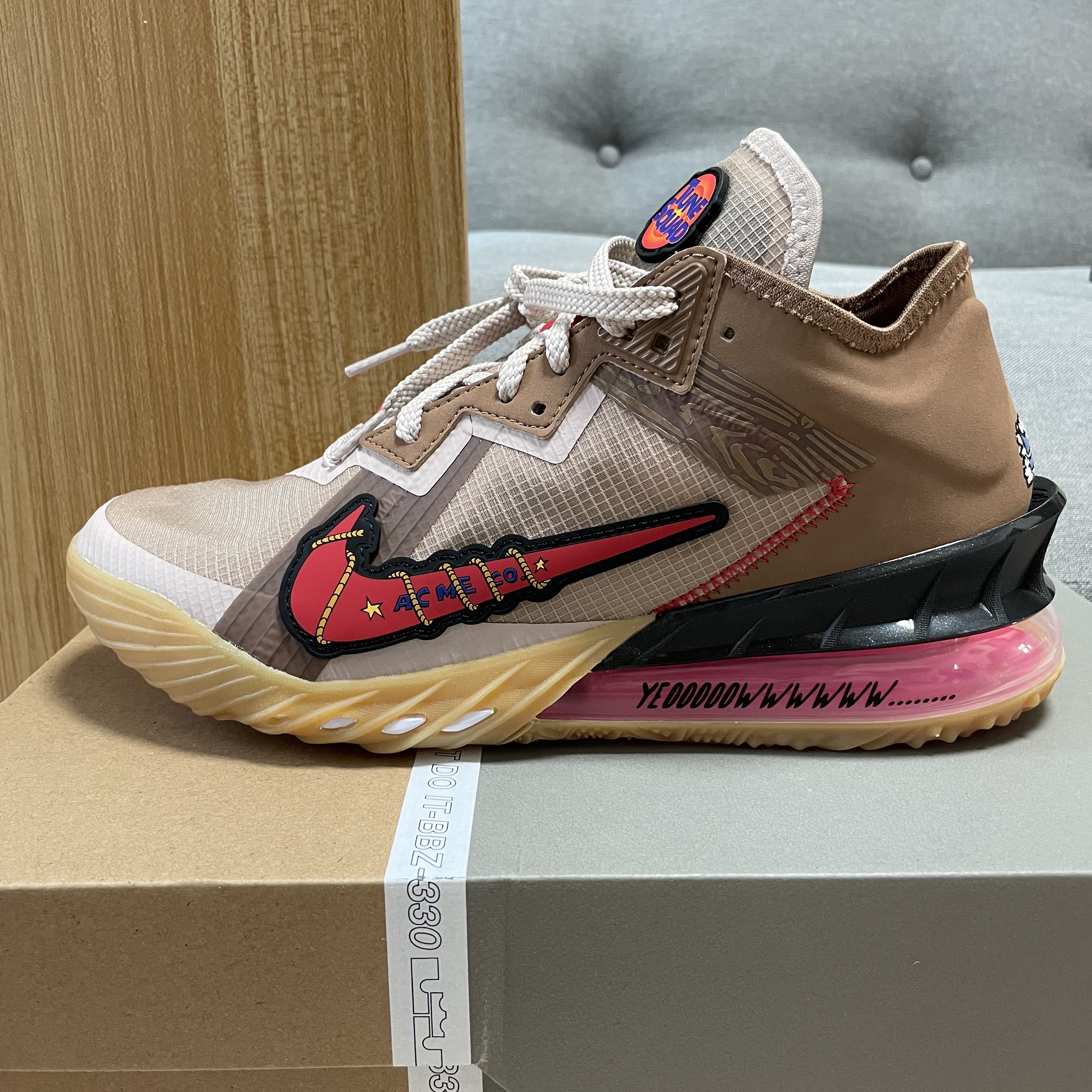 Nike LeBron 18 Low Wile E. vs Roadrunner 착용 스타일 - 3