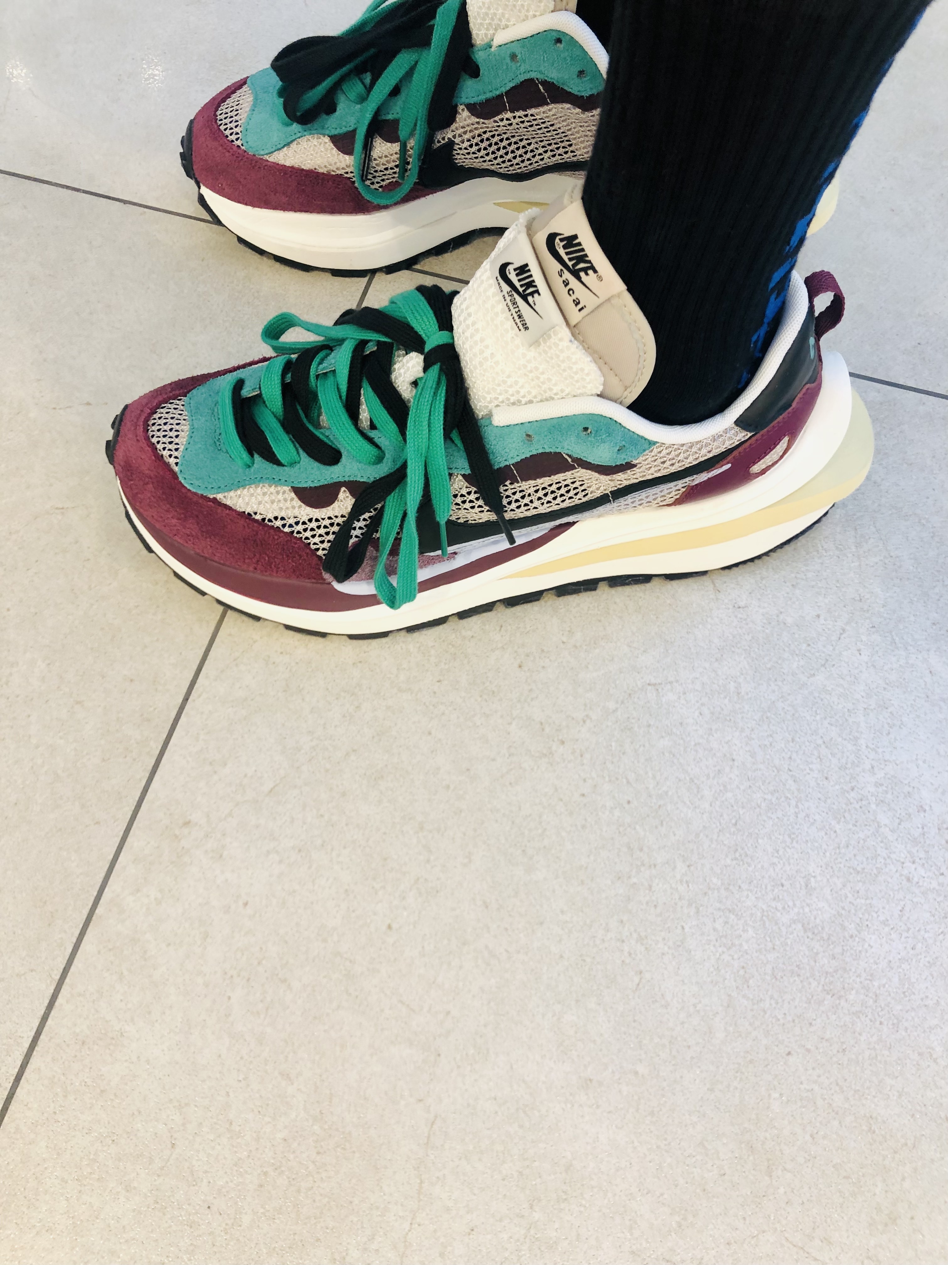 Nike x Sacai VaporWaffle String & Black Villain Red 착용 스타일 - 3