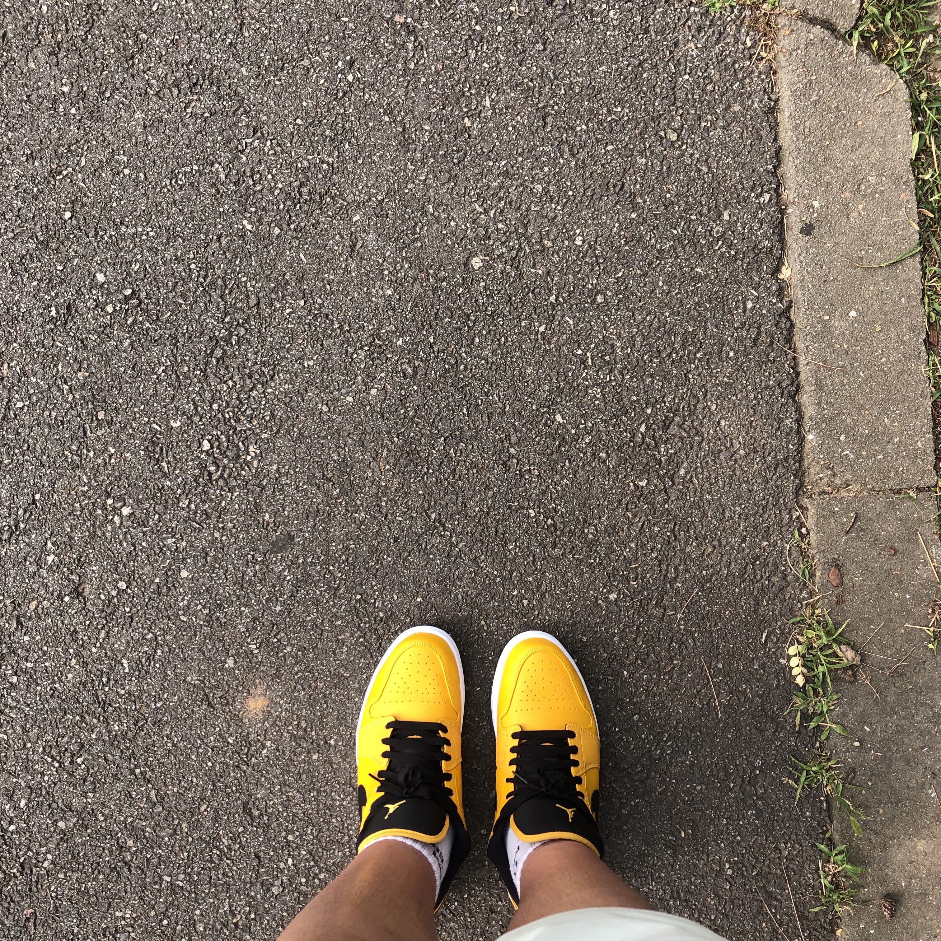 Jordan 1 Low University Gold Black 착용 스타일 - 2