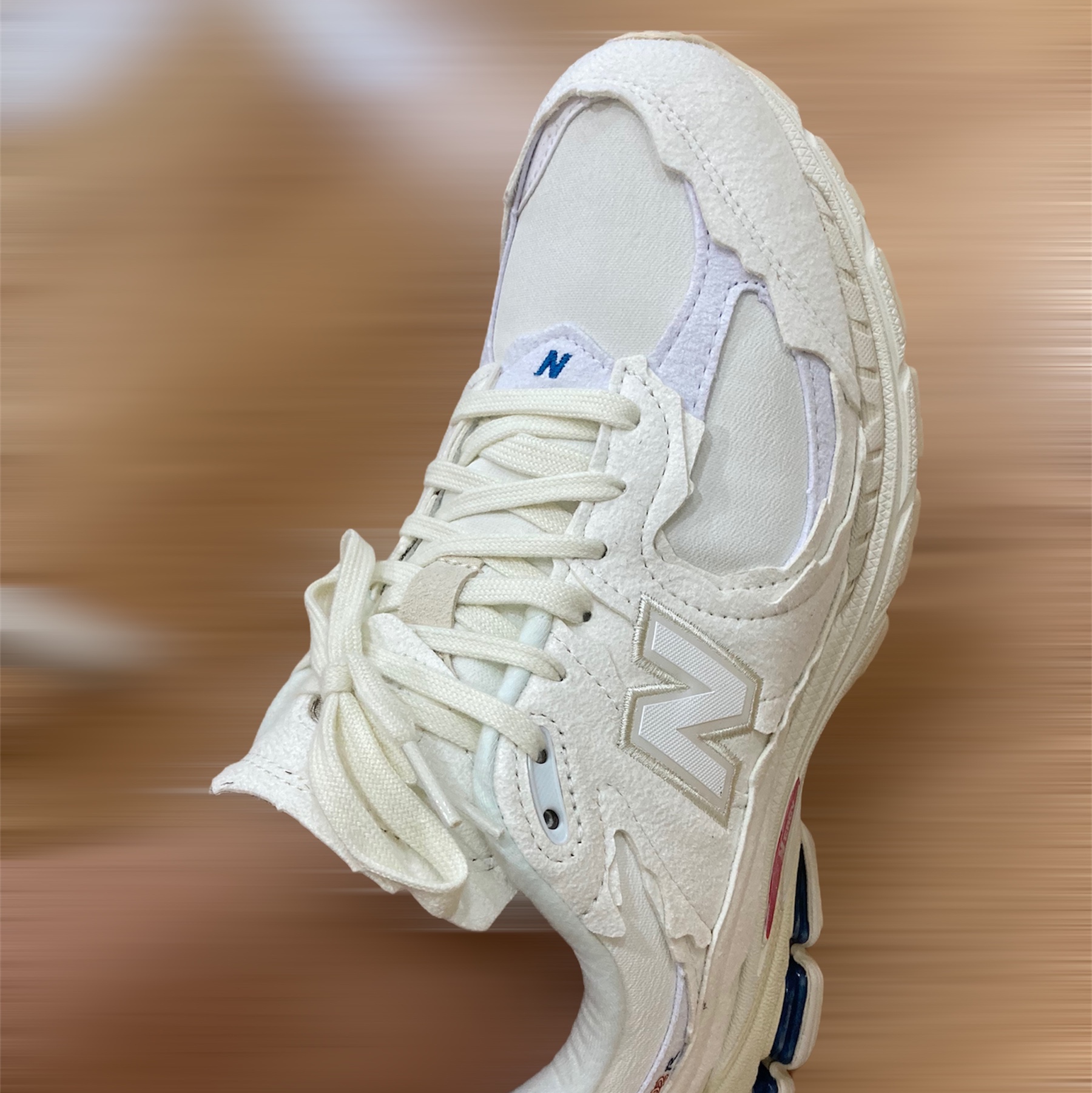 New Balance 2002R Protection Pack Sea Salt 착용 스타일 - 3