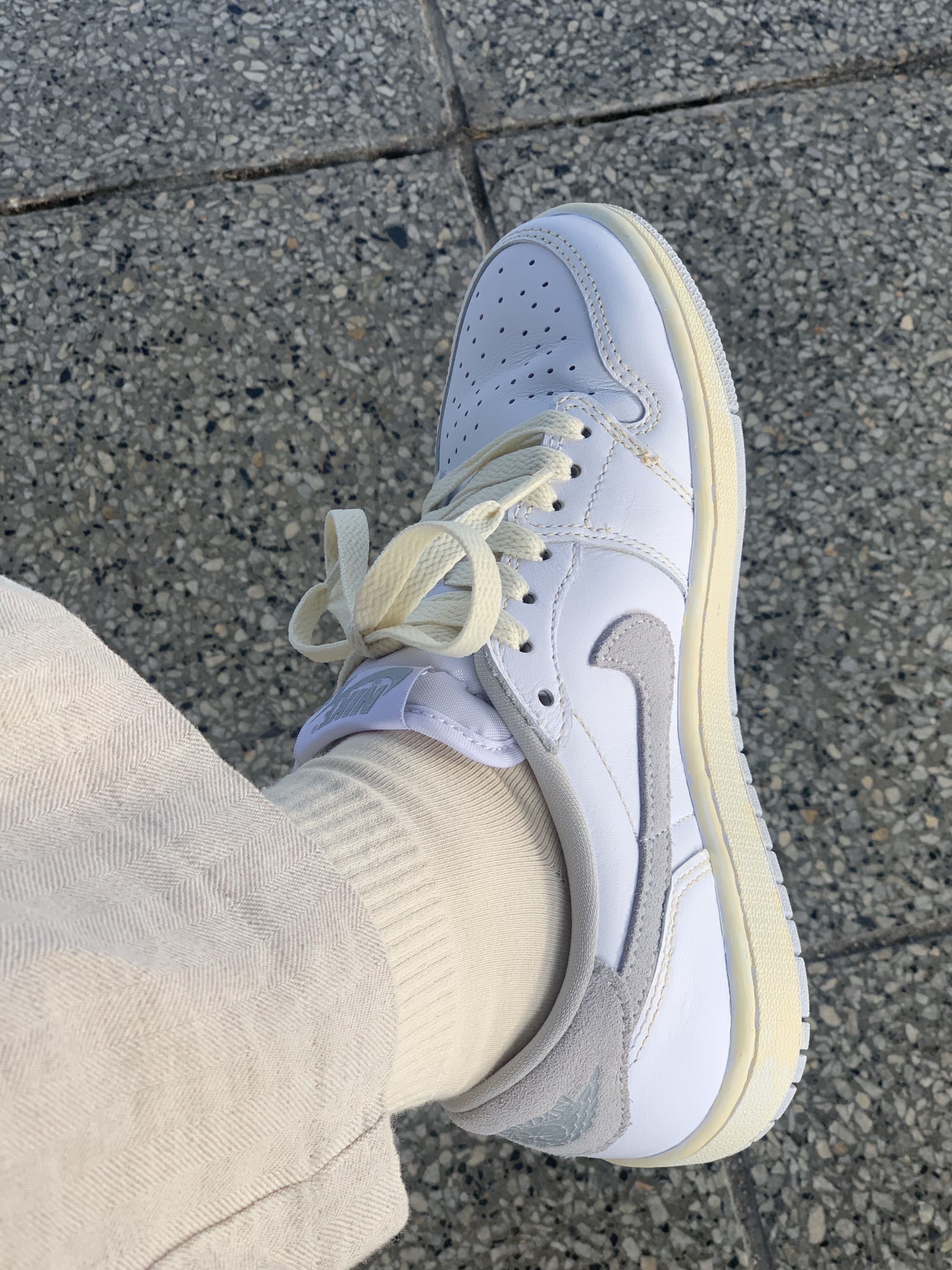 Jordan 1 Low OG Neutral Grey 착용 스타일 - 3