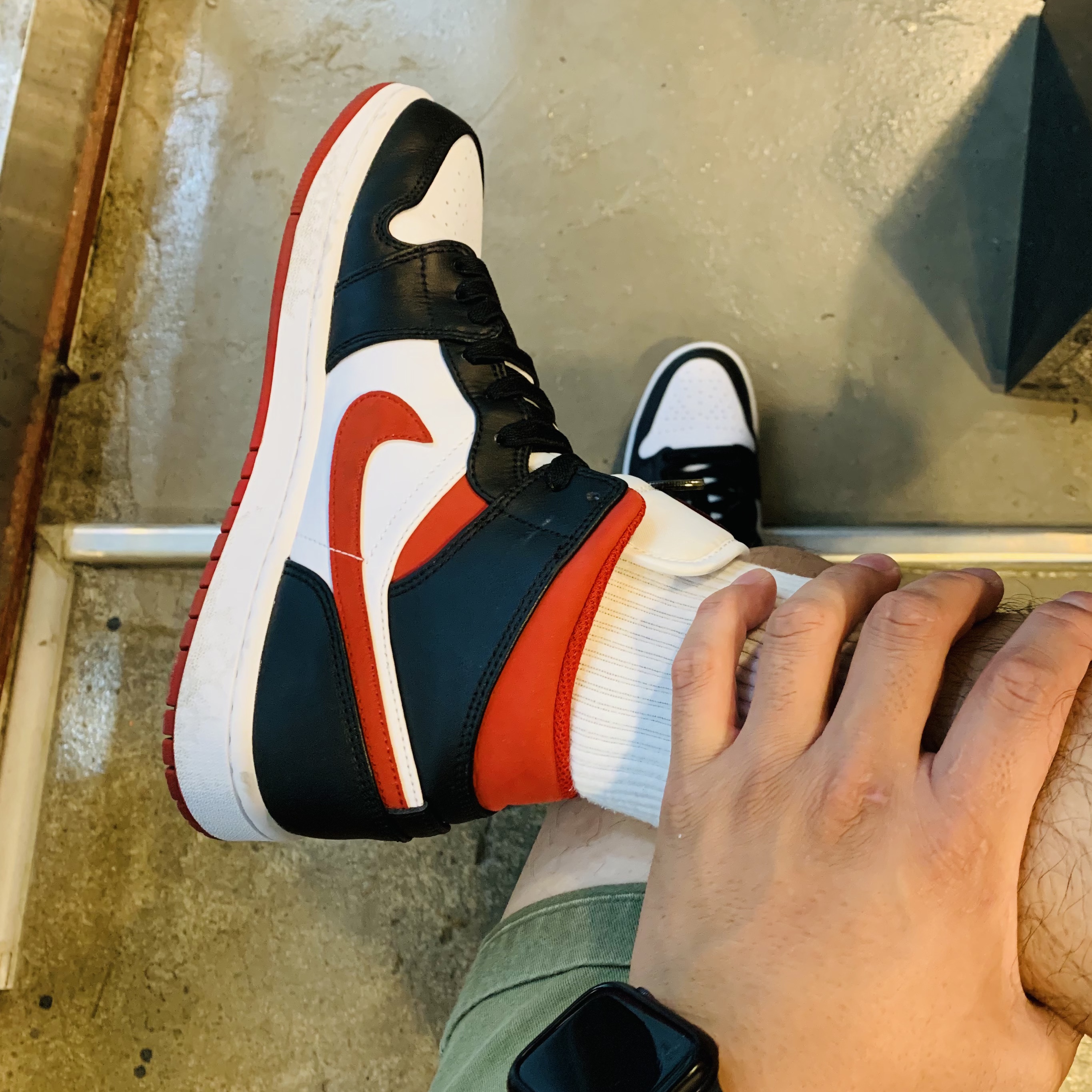 Jordan 1 Mid Gym Red Black White 착용 스타일