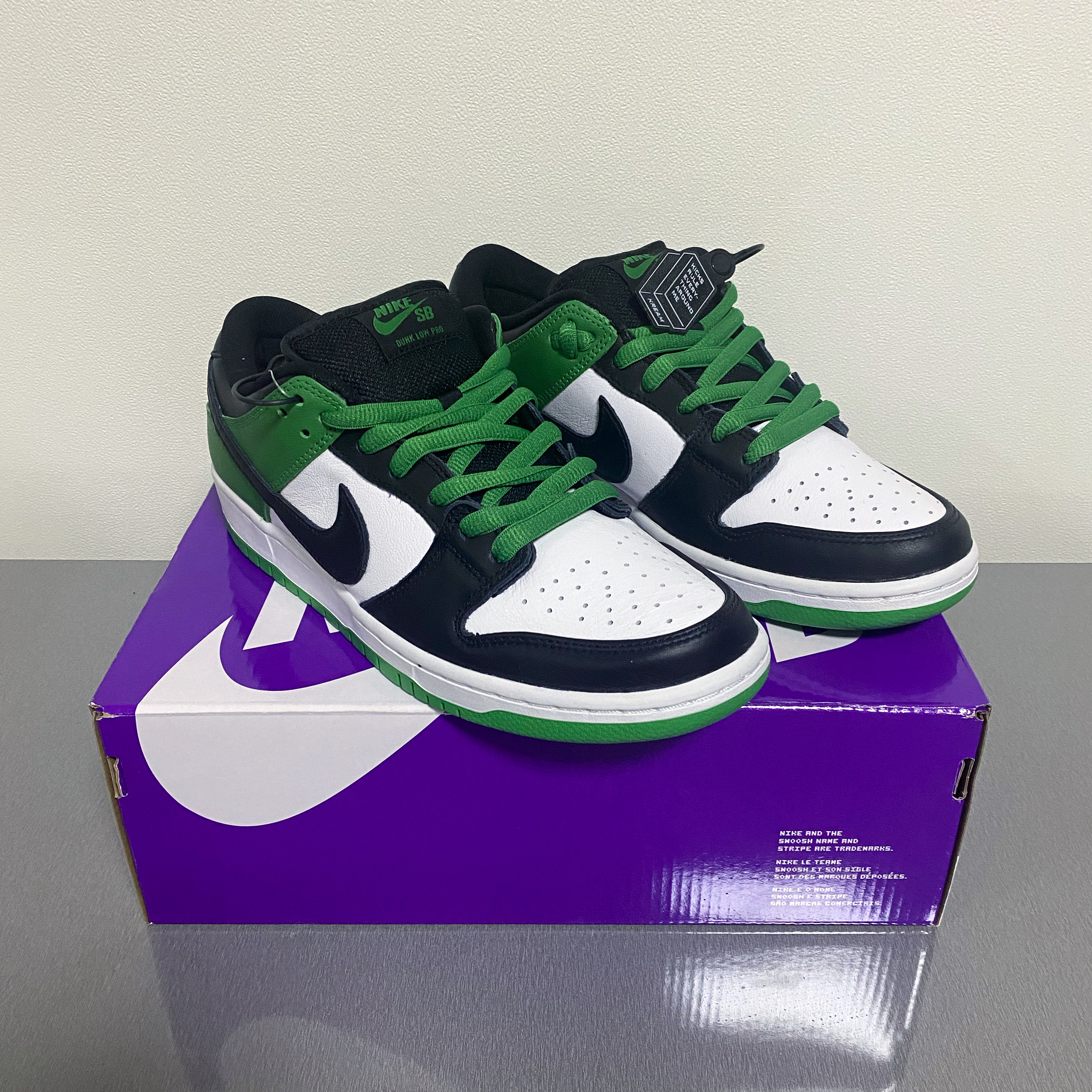 Nike SB Dunk Low Pro Black and Classic Green 착용 스타일