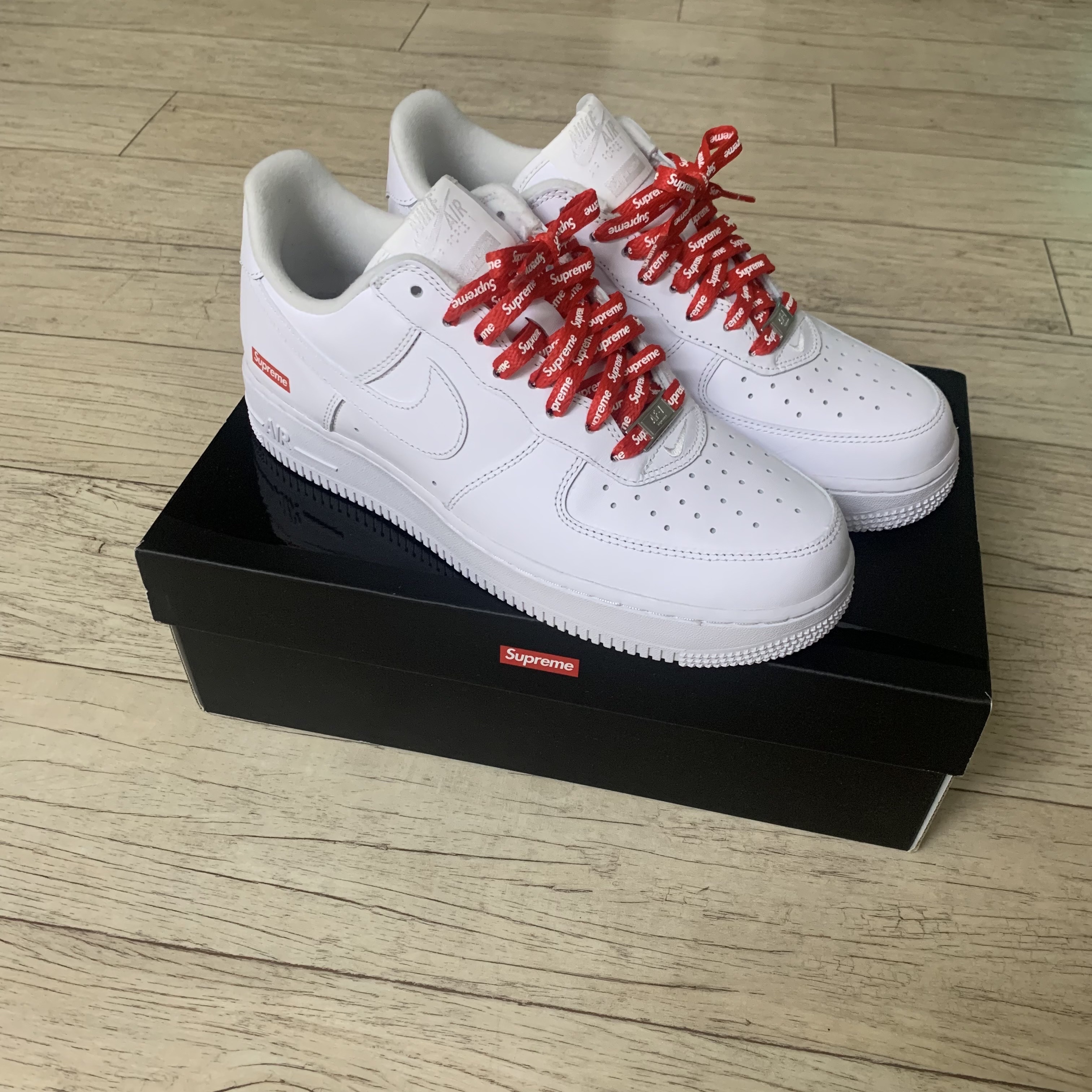 Nike x Supreme Air Force 1 Low White 착용 스타일