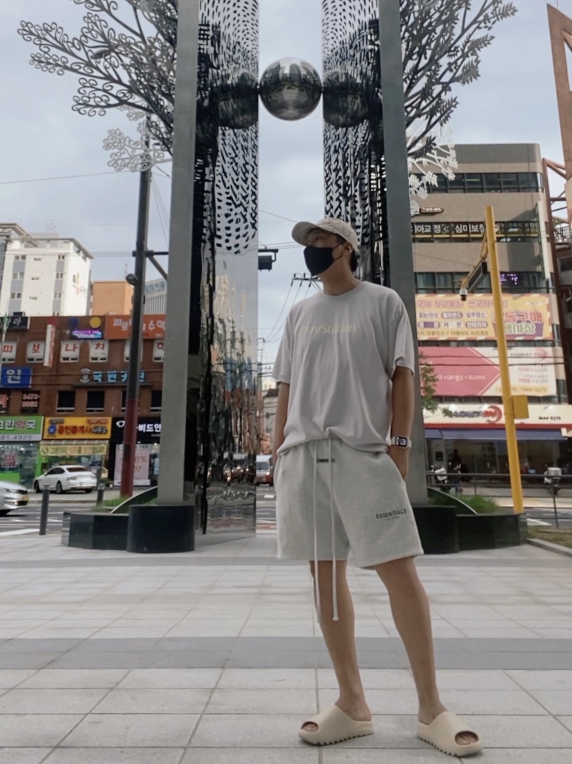 Supreme Bandana Camp Cap Tan - 21SS, Essentials Sweatshorts Oatmeal - 21SS 착용 스타일 - 1