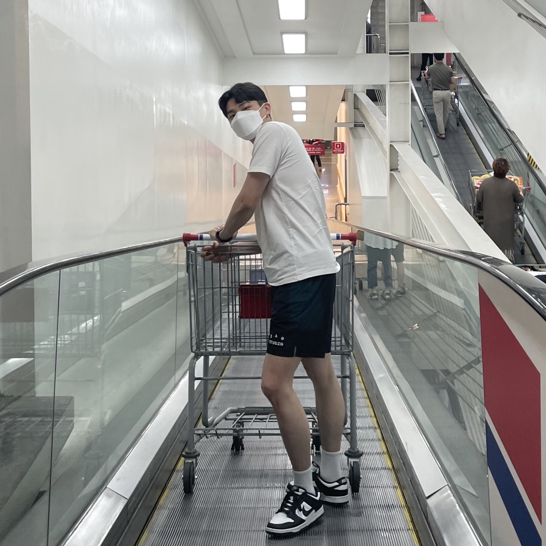 IAB Studio Woven Shorts Black, Nike Dunk Low Retro Black 착용 스타일