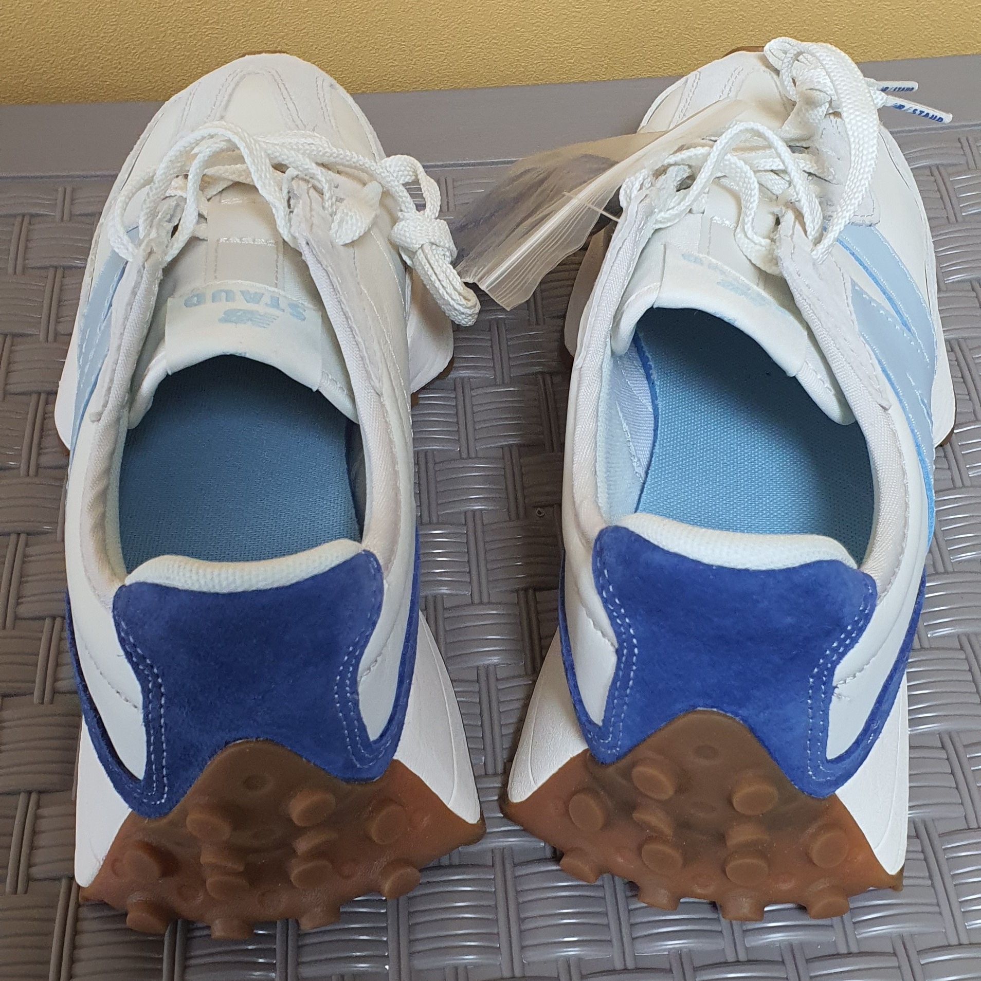 New Balance x Staud 327 Sea Salt Atlantic 착용 스타일 - 4