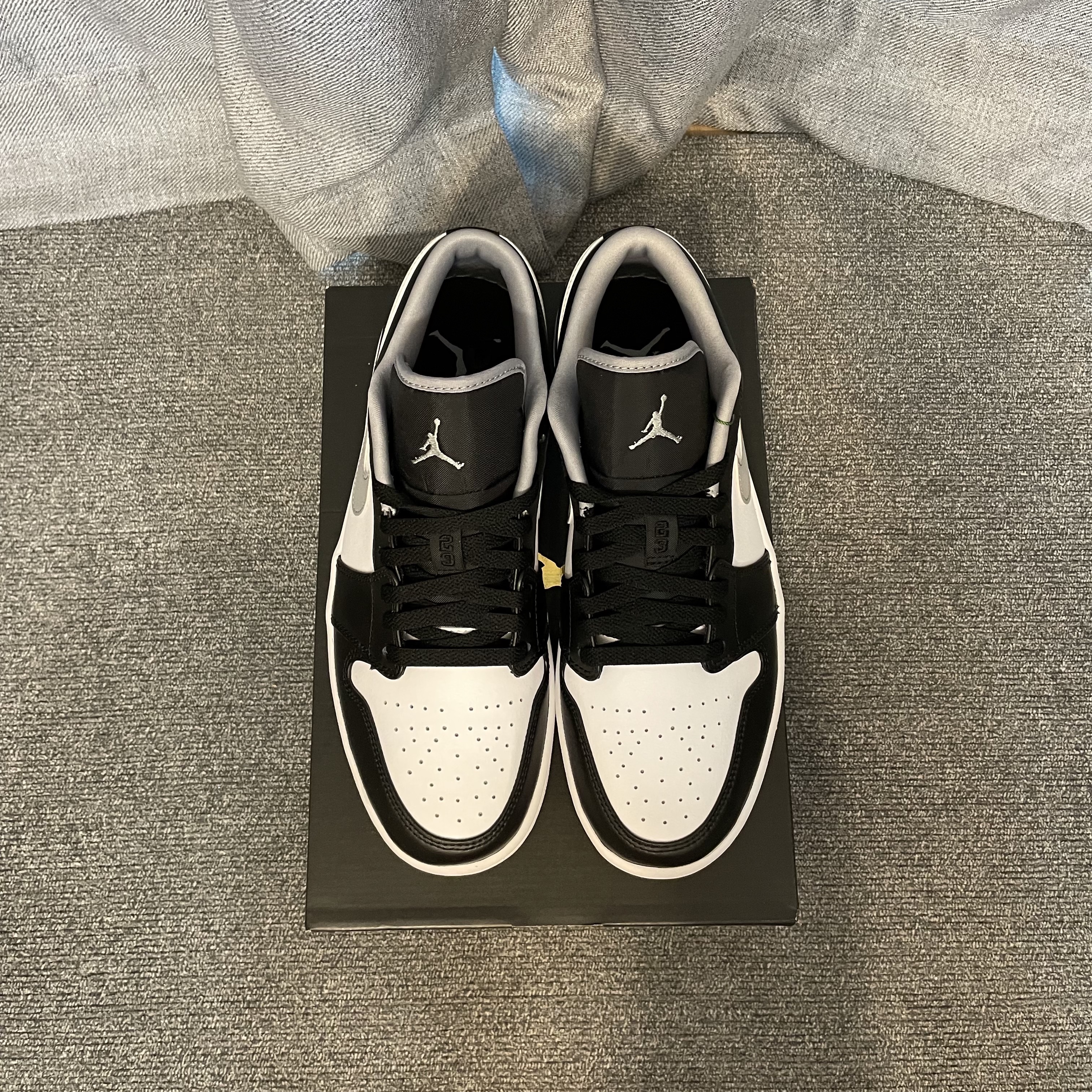 Jordan 1 Low Black Particle Grey 착용 스타일 - 2