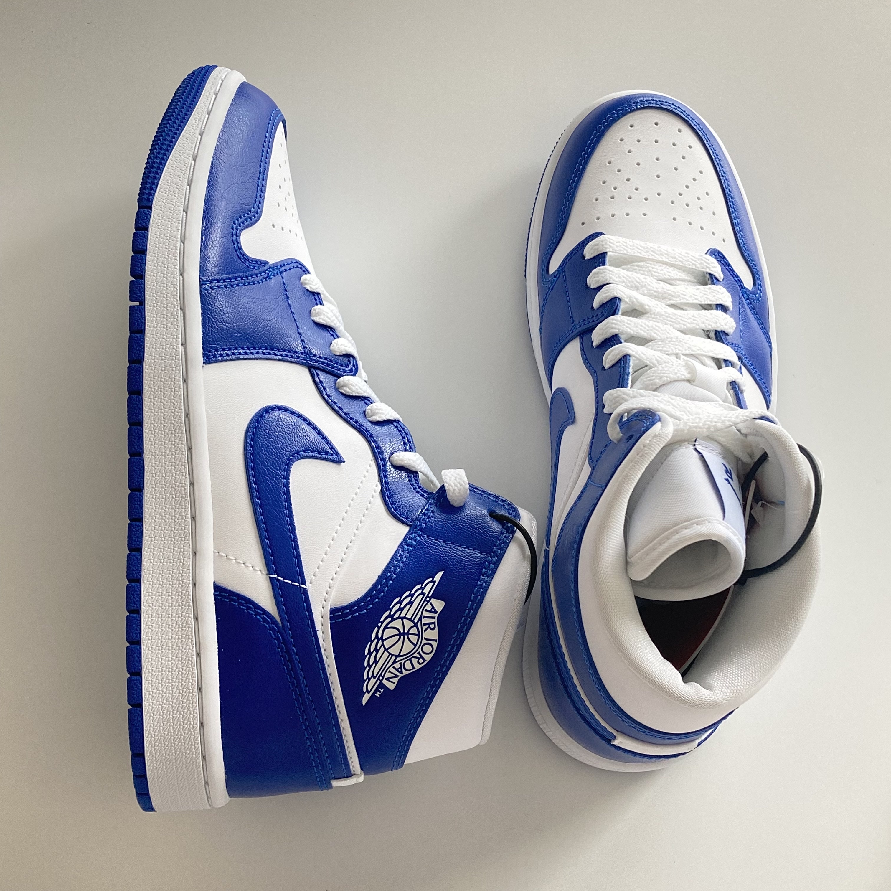 (W) Jordan 1 Mid White Hyper Royal 착용 스타일