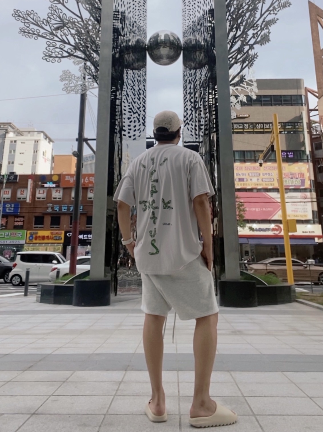 Supreme Bandana Camp Cap Tan - 21SS, Essentials Sweatshorts Oatmeal - 21SS 착용 스타일 - 2