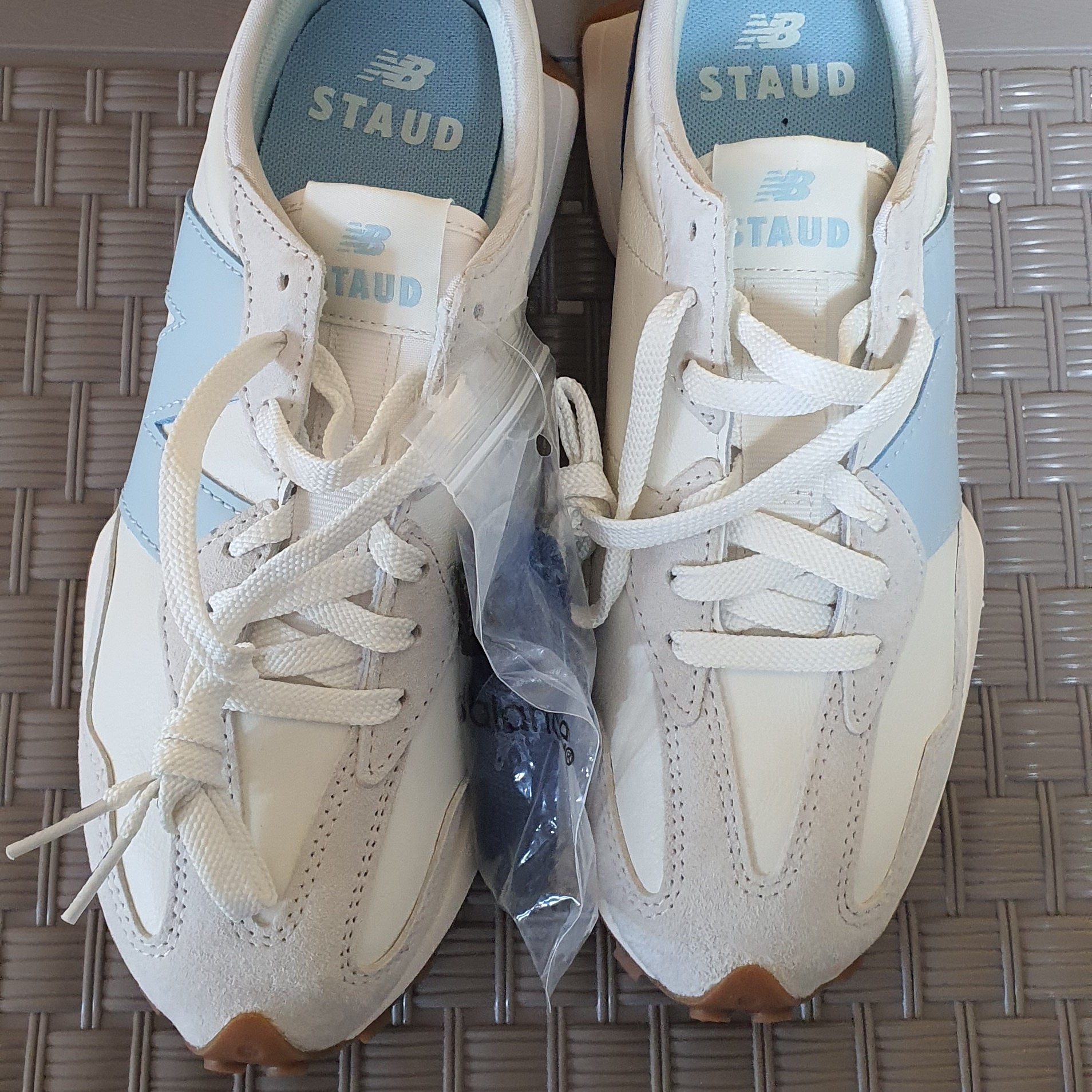 New Balance x Staud 327 Sea Salt Atlantic 착용 스타일 - 3