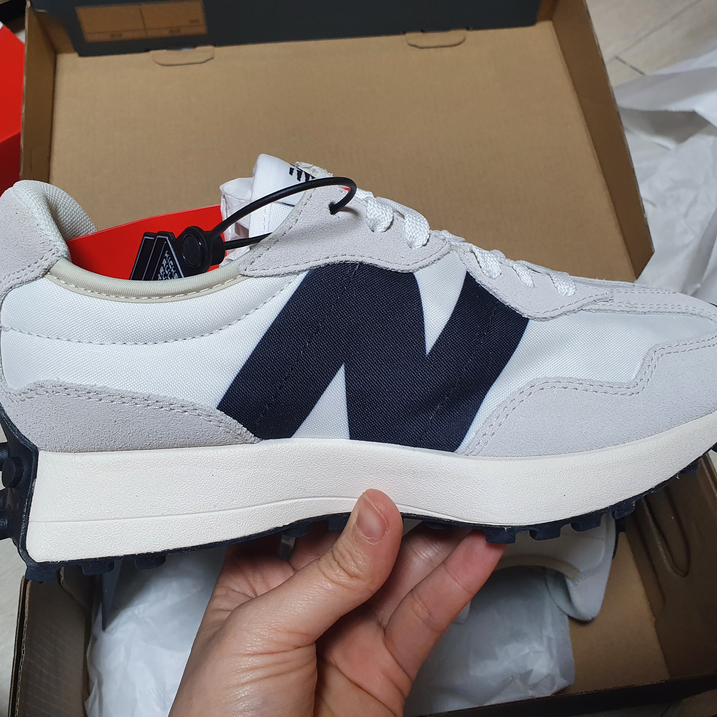 New Balance 327 White Black 착용 스타일 - 1