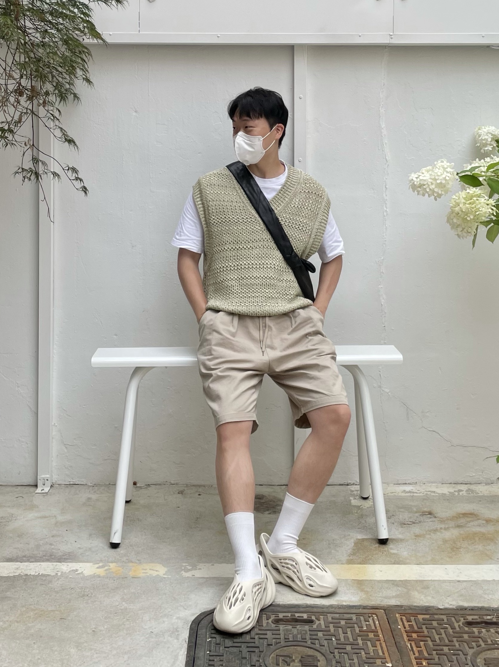 Adidas Yeezy Foam RNNR Sand 착용 스타일