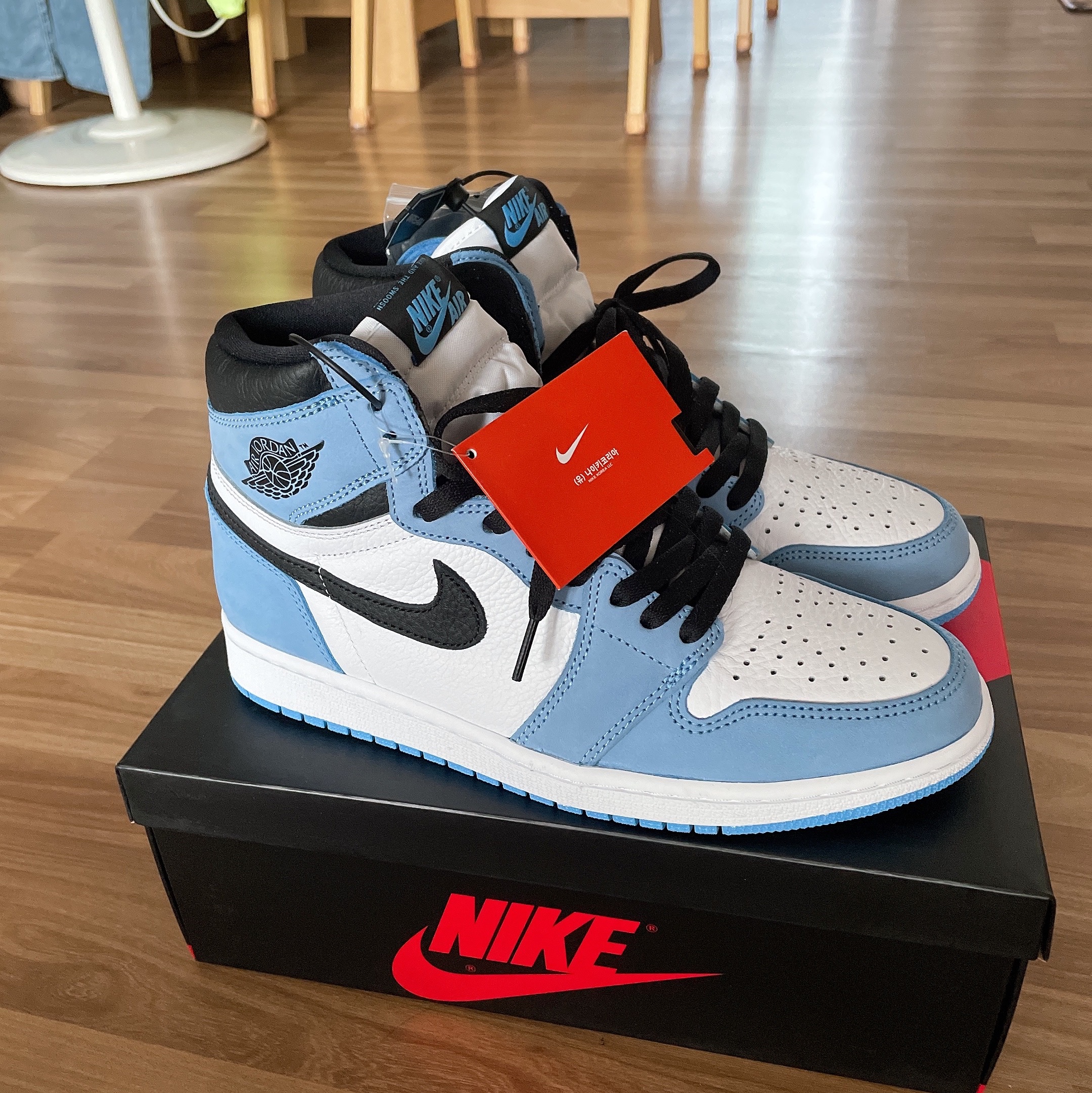 Jordan 1 Retro High OG University Blue 착용 스타일 - 2
