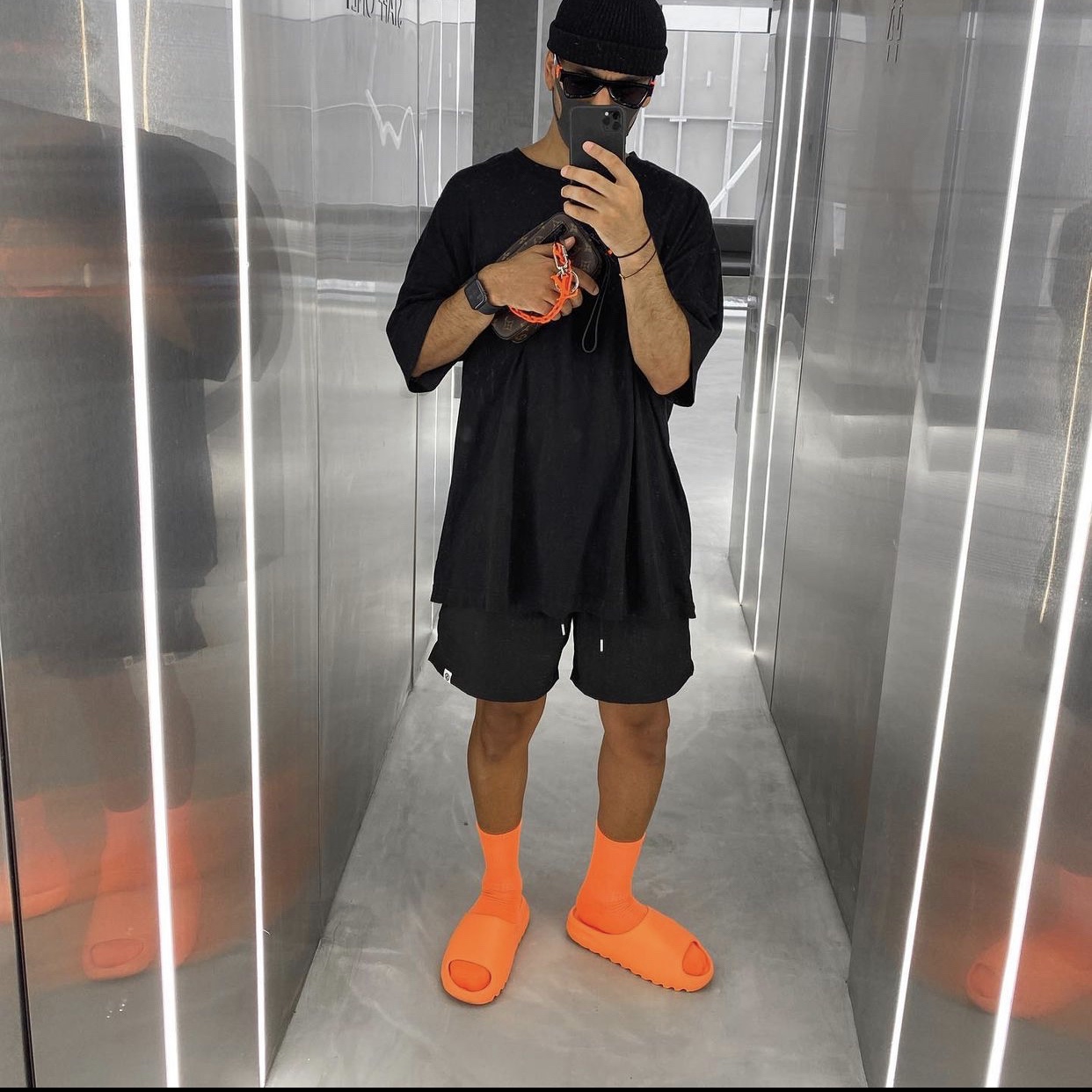 Adidas Yeezy Slide Enflame Orange 착용 스타일 - 4