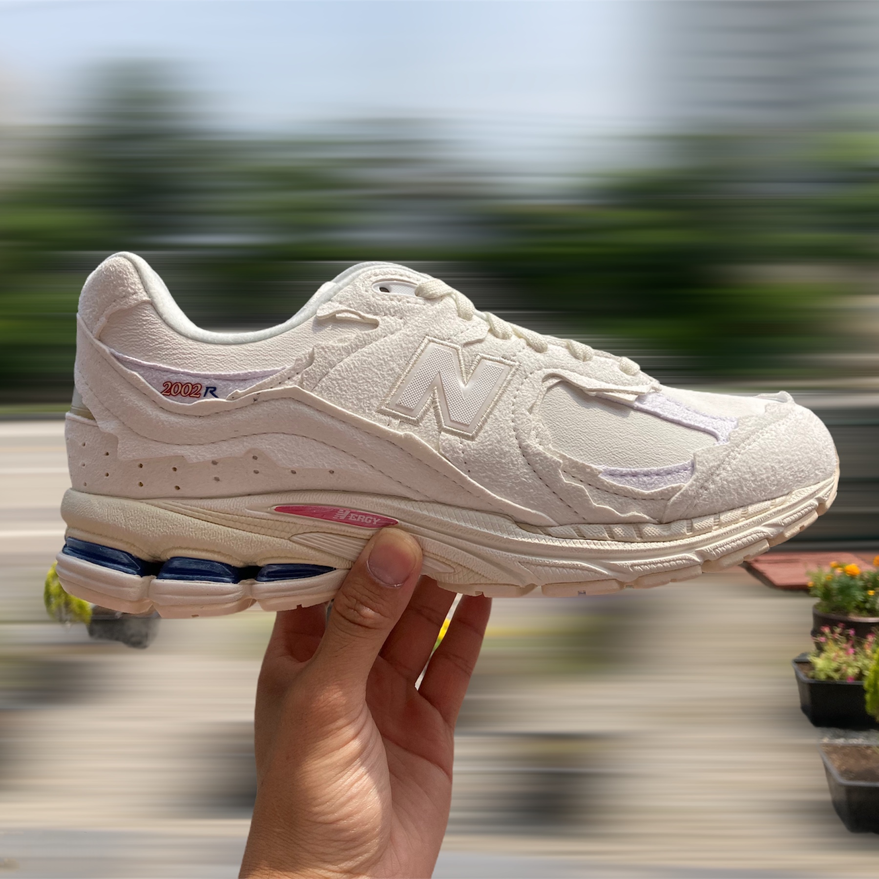 New Balance 2002R Protection Pack Sea Salt 착용 스타일 - 1