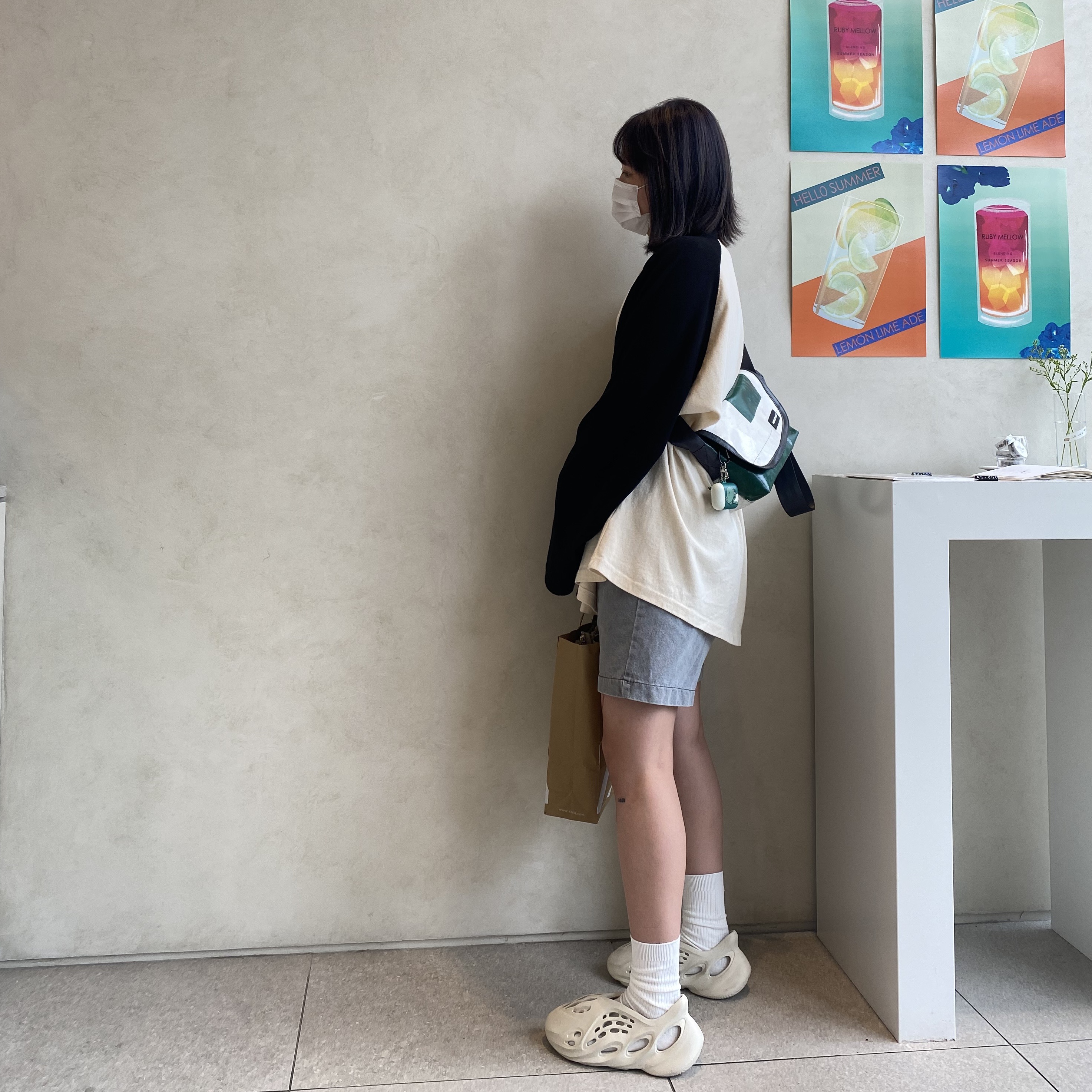 Adidas Yeezy Foam RNNR Sand 착용 스타일