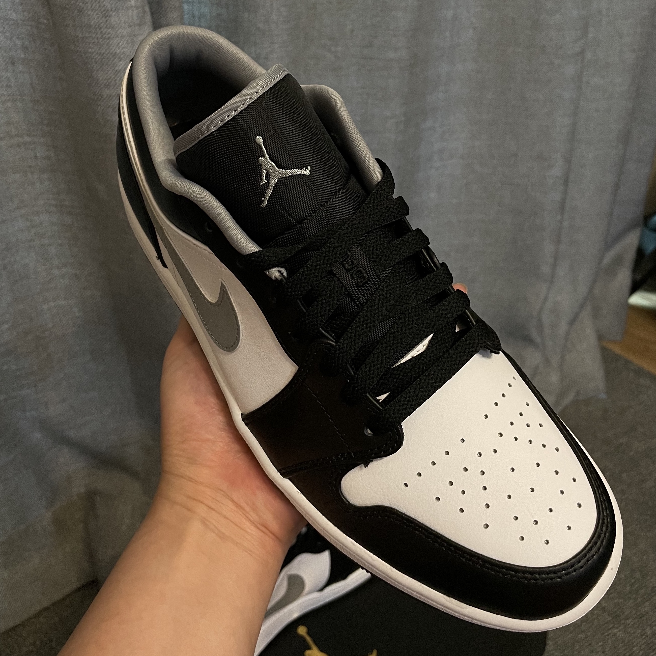 Jordan 1 Low Black Particle Grey 착용 스타일 - 5