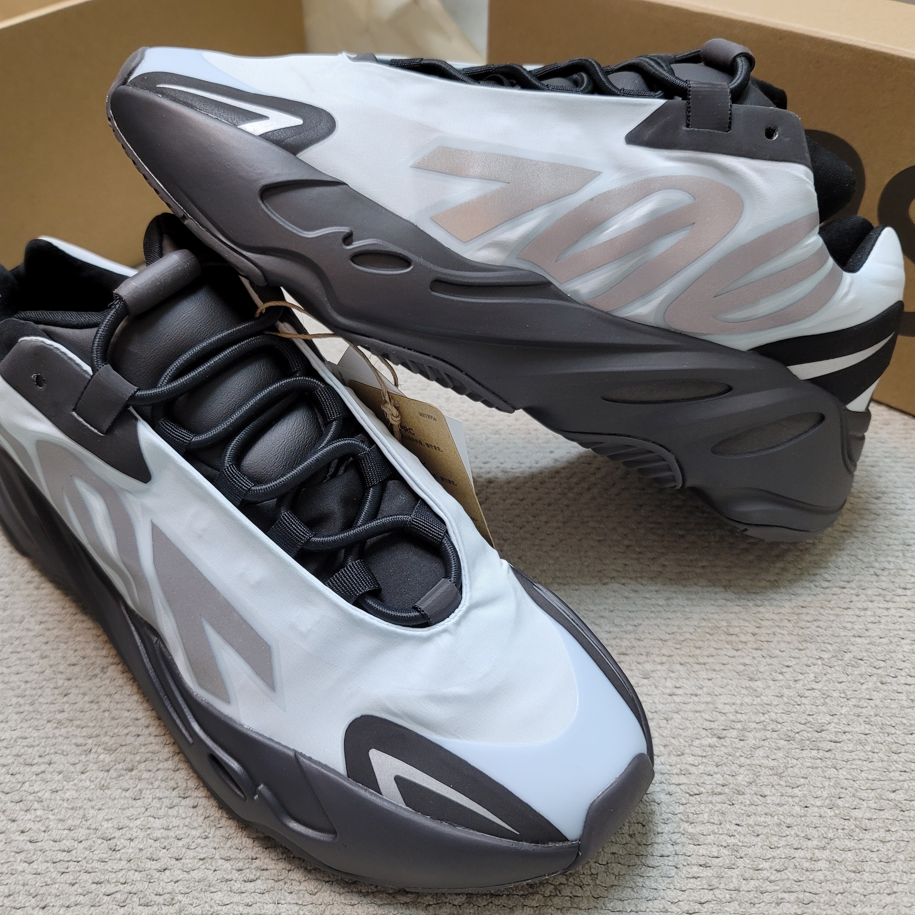 Adidas Yeezy Boost 700 MNVN Blue Tint 착용 스타일