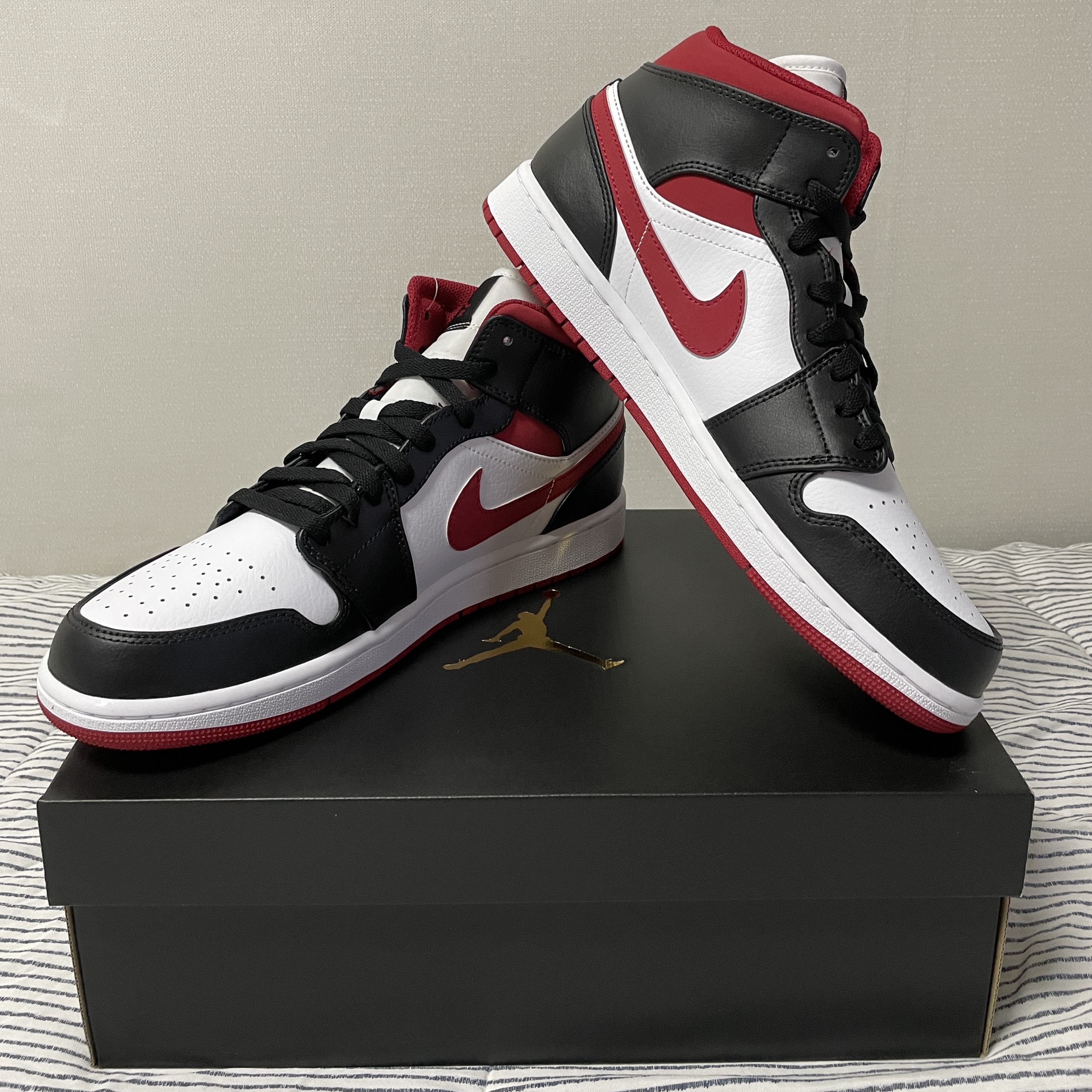 Jordan 1 Mid Gym Red Black White 착용 스타일