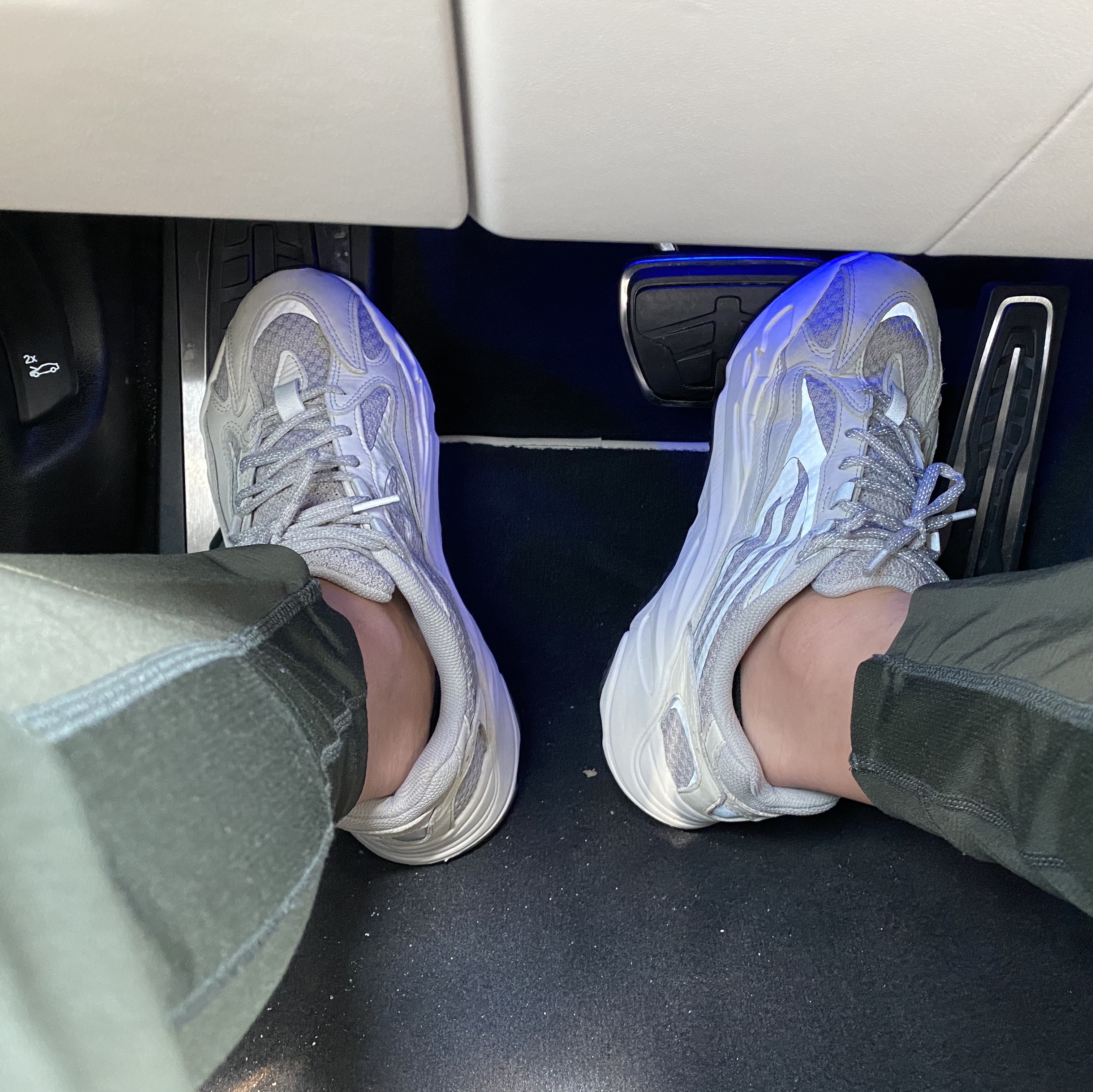 Adidas Yeezy Boost 700 V2 Static 2018 착용 스타일