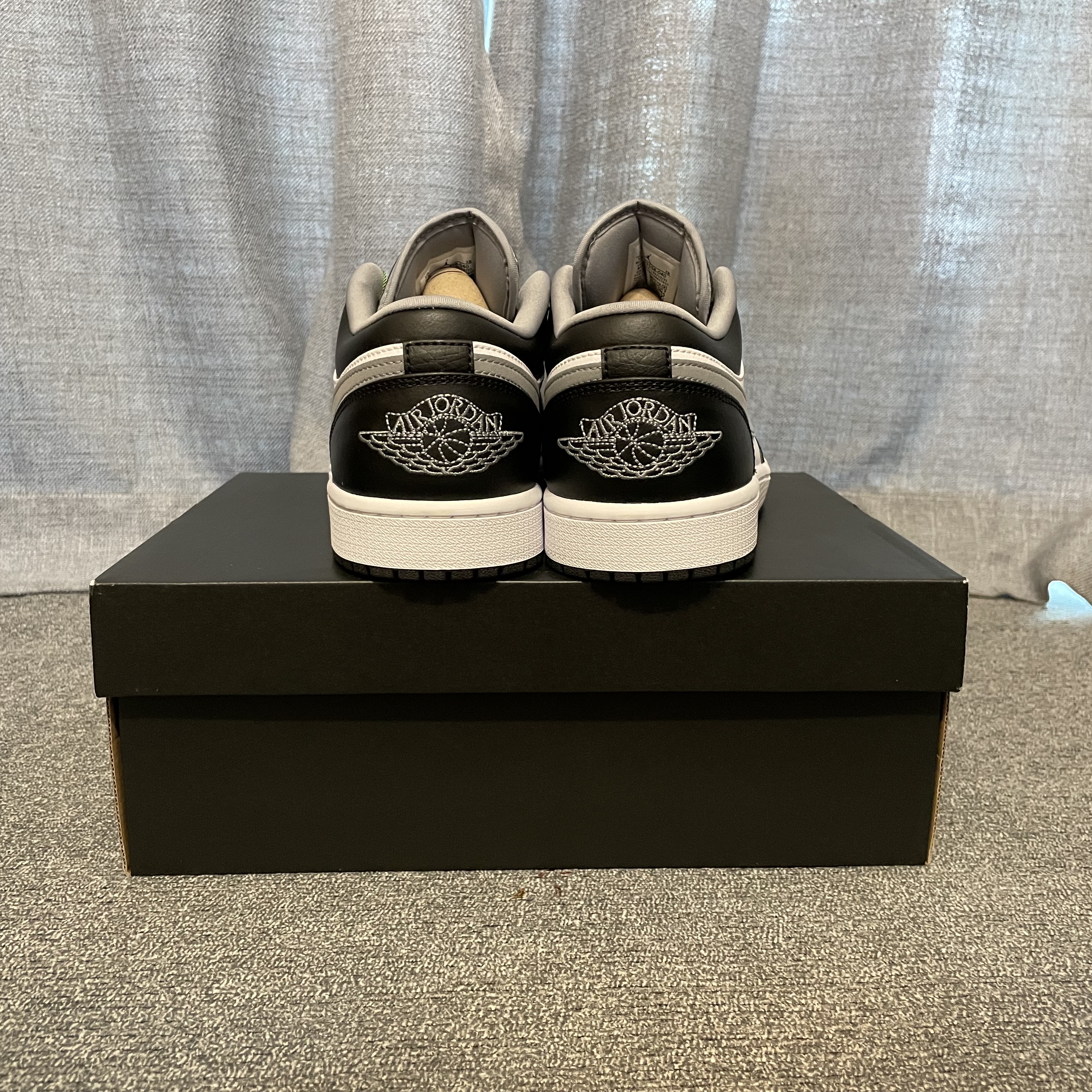 Jordan 1 Low Black Particle Grey 착용 스타일 - 3