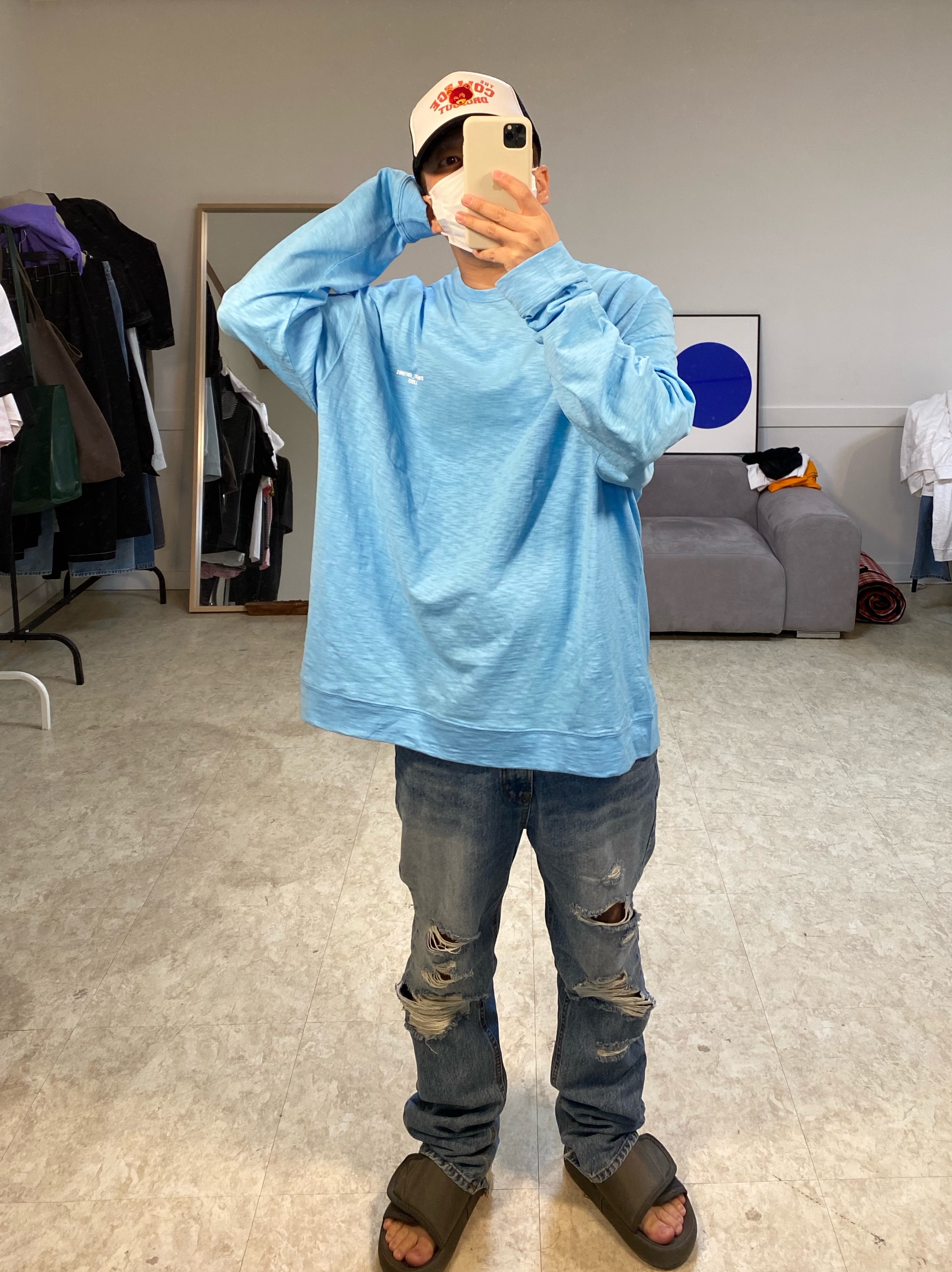 Yeezy Season 7 Nylon Slipper Graphite 착용 스타일