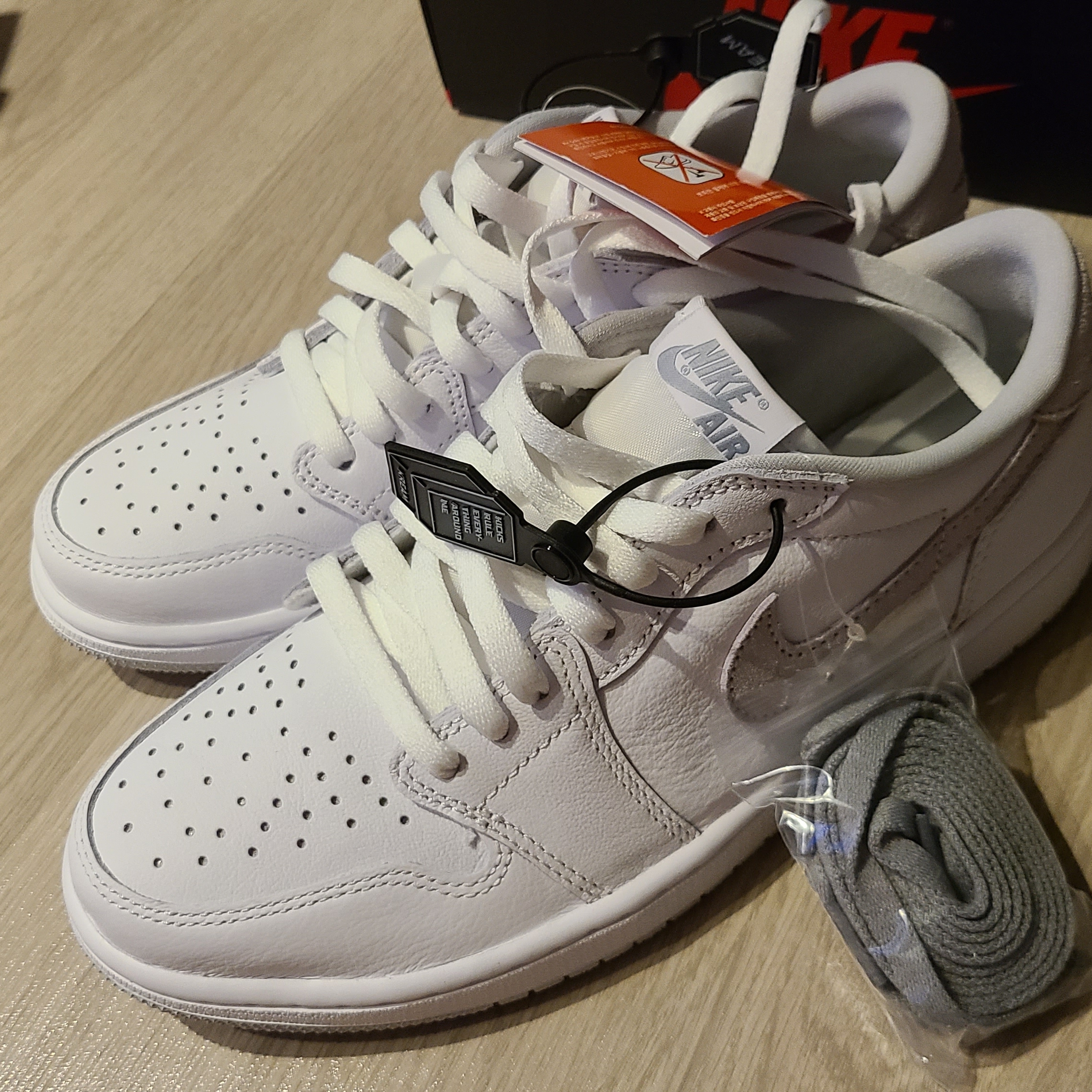 Jordan 1 Low OG Neutral Grey 착용 스타일 - 2