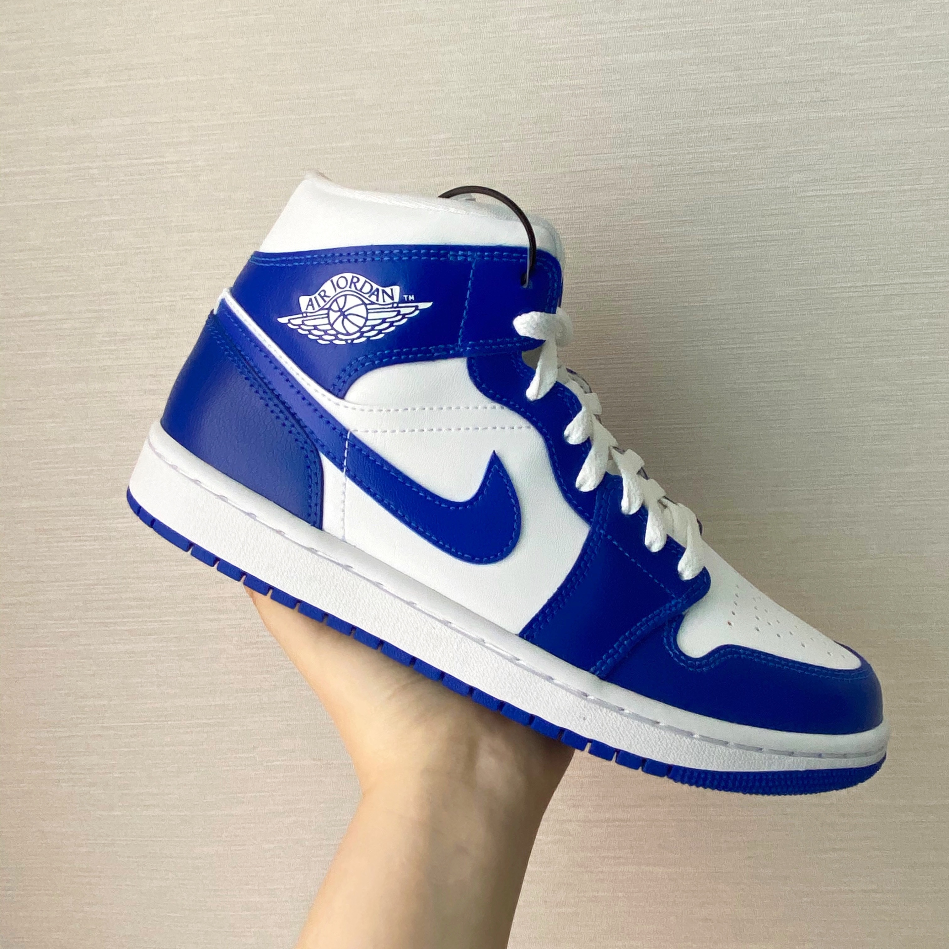 (W) Jordan 1 Mid White Hyper Royal 착용 스타일