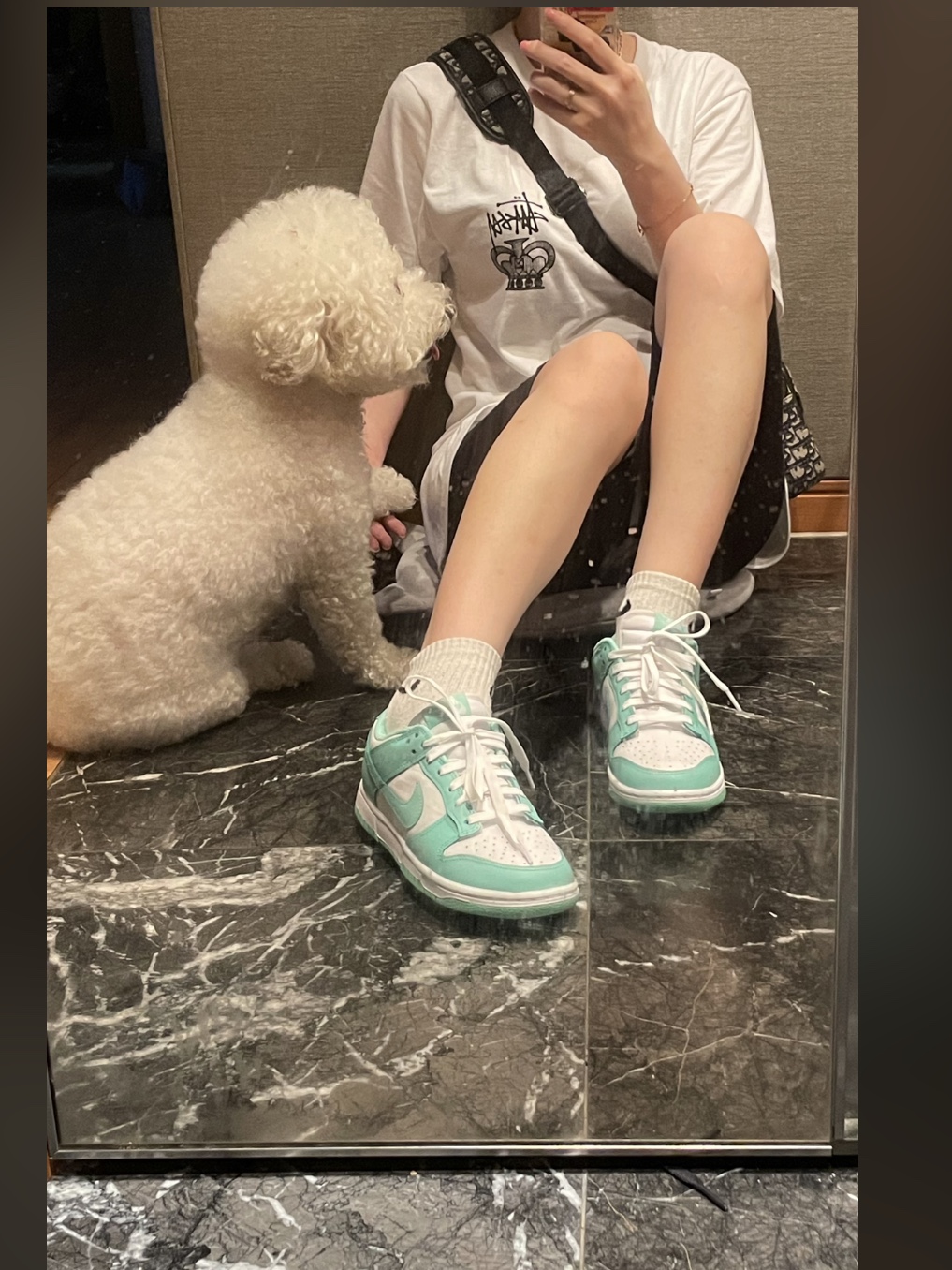 (W) Nike Dunk Low Green Glow, Stussy One World T-Shirt White 착용 스타일 - 1