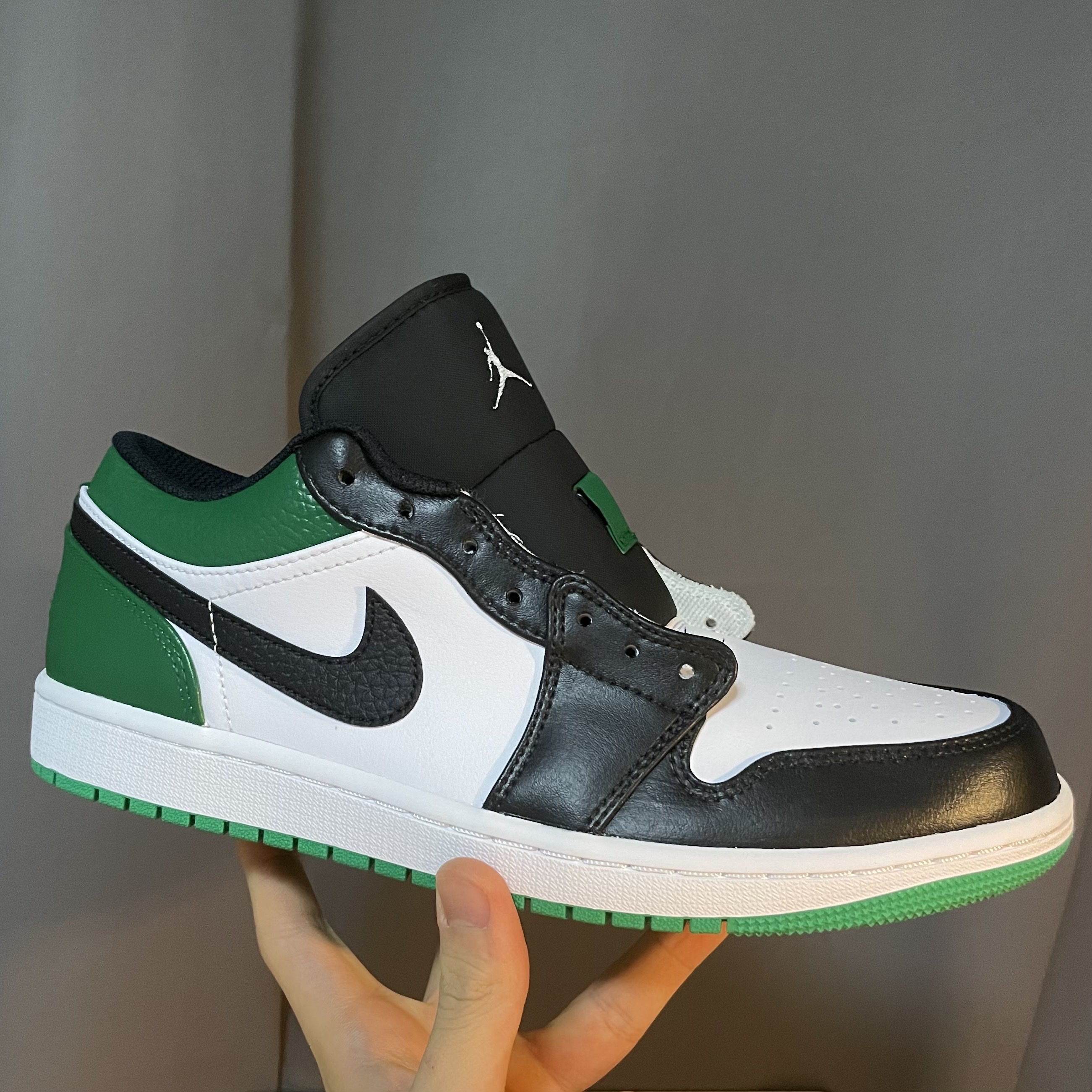 Jordan 1 Low White Lucky Green 착용 스타일