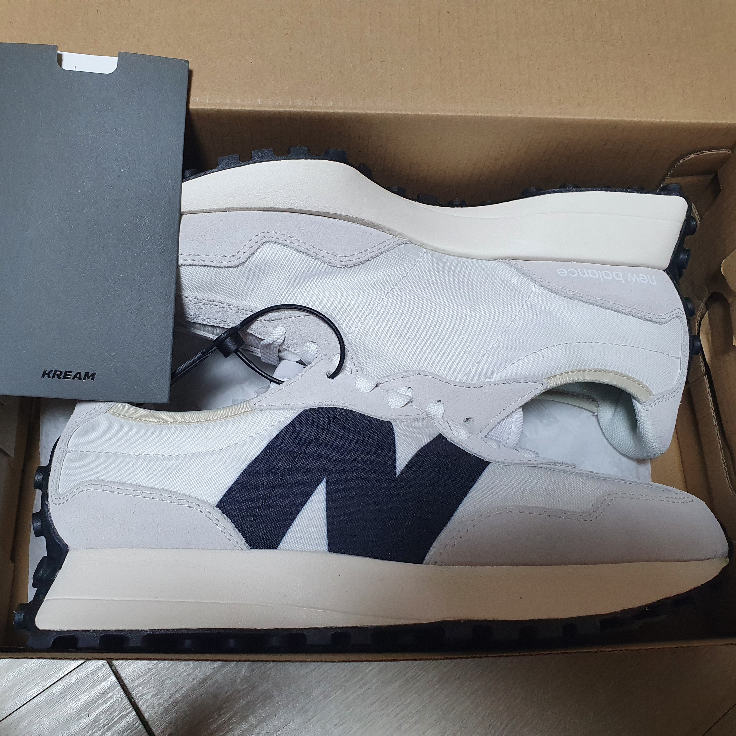New Balance 327 White Black 착용 스타일 - 2