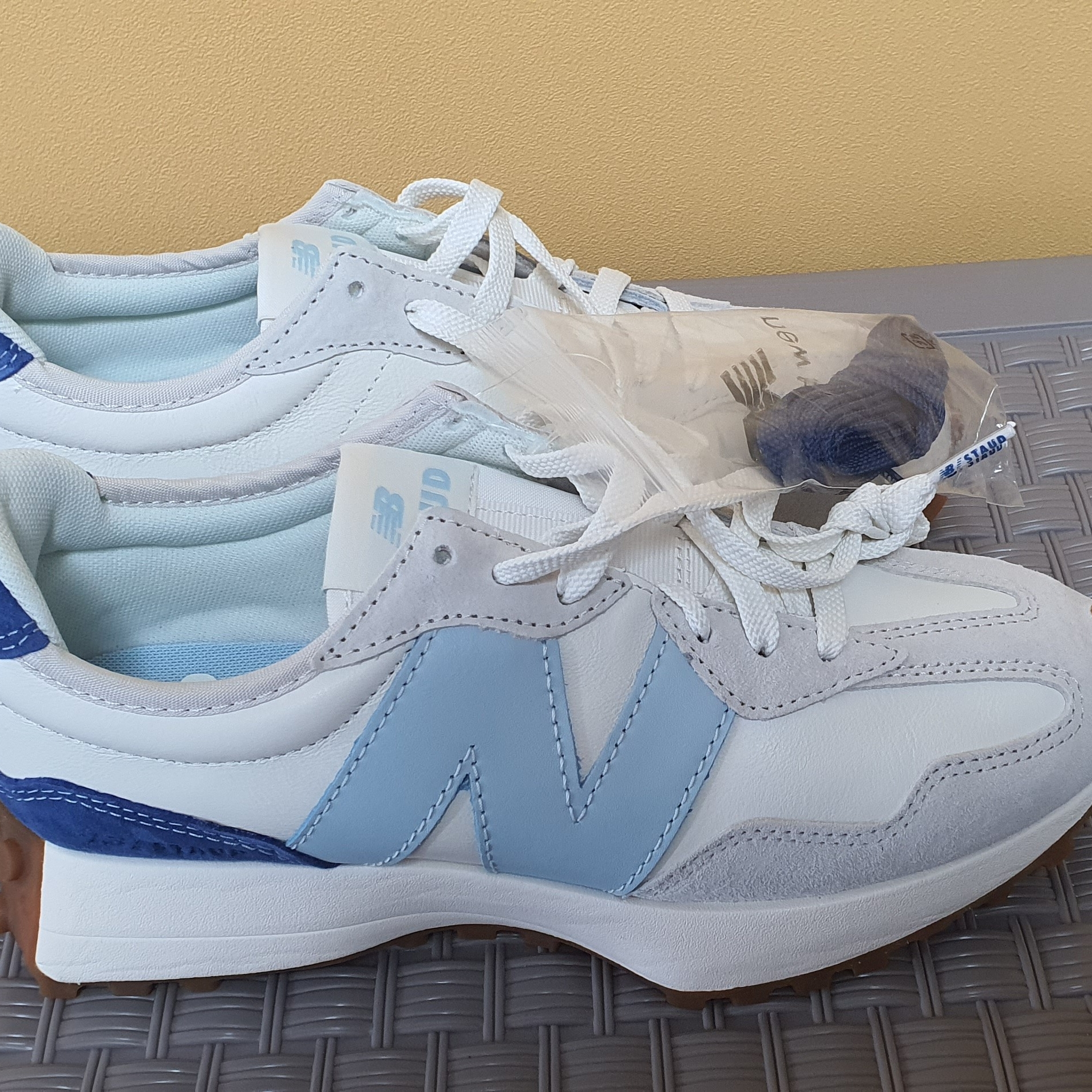 New Balance x Staud 327 Sea Salt Atlantic 착용 스타일 - 1