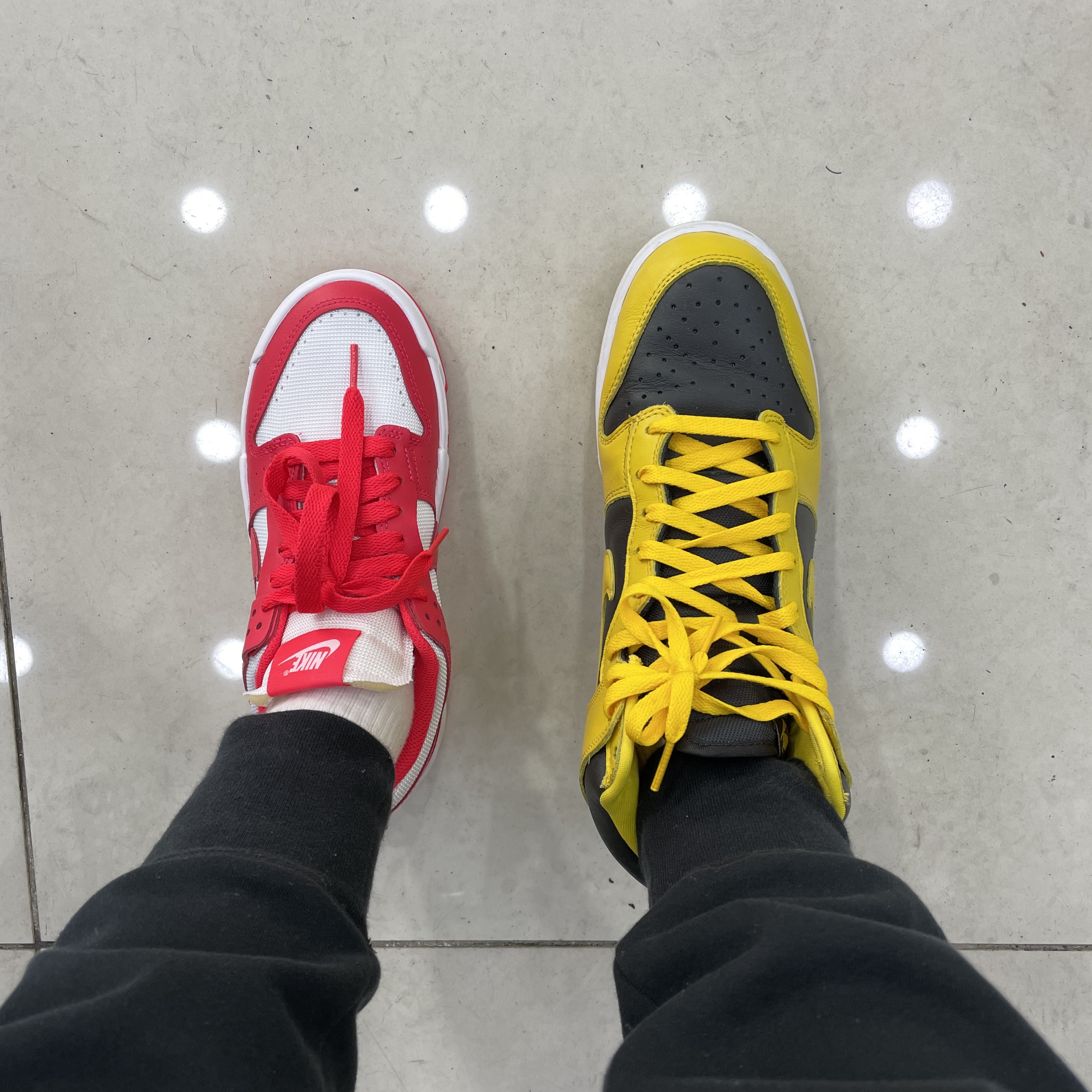 (W) Nike Dunk Low Disrupt Siren Red, Nike Dunk High SP Varsity Maize 착용 스타일 - 1
