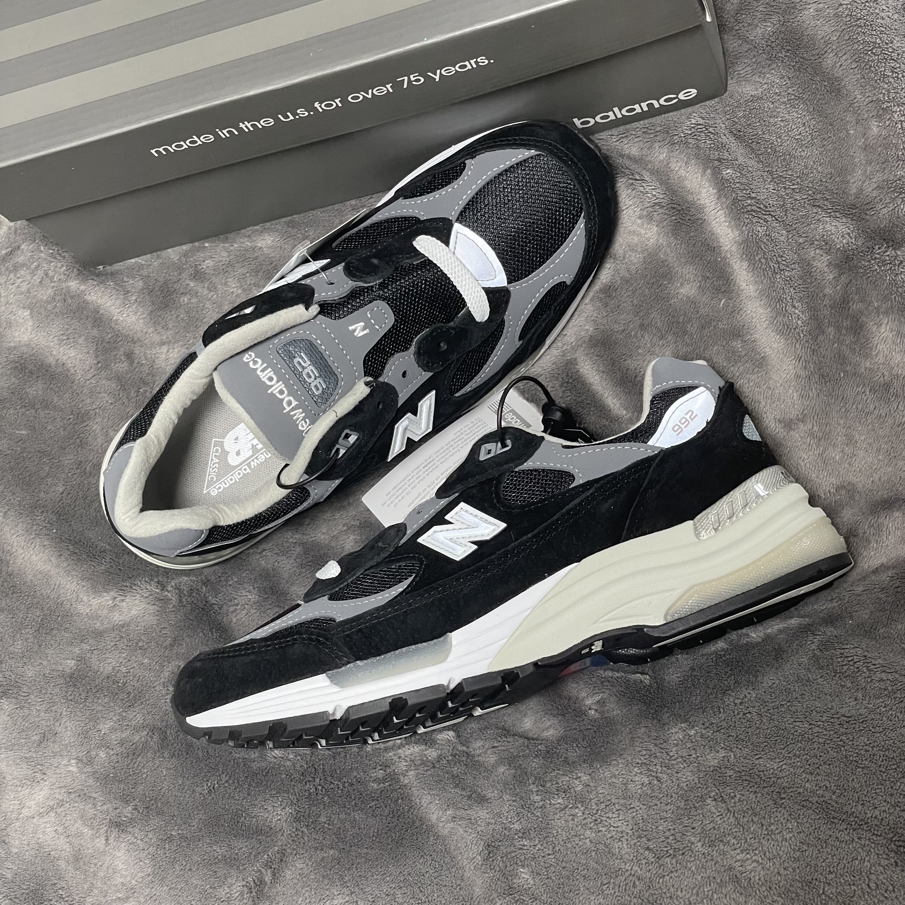 New Balance 992 Made in USA Black Grey 착용 스타일