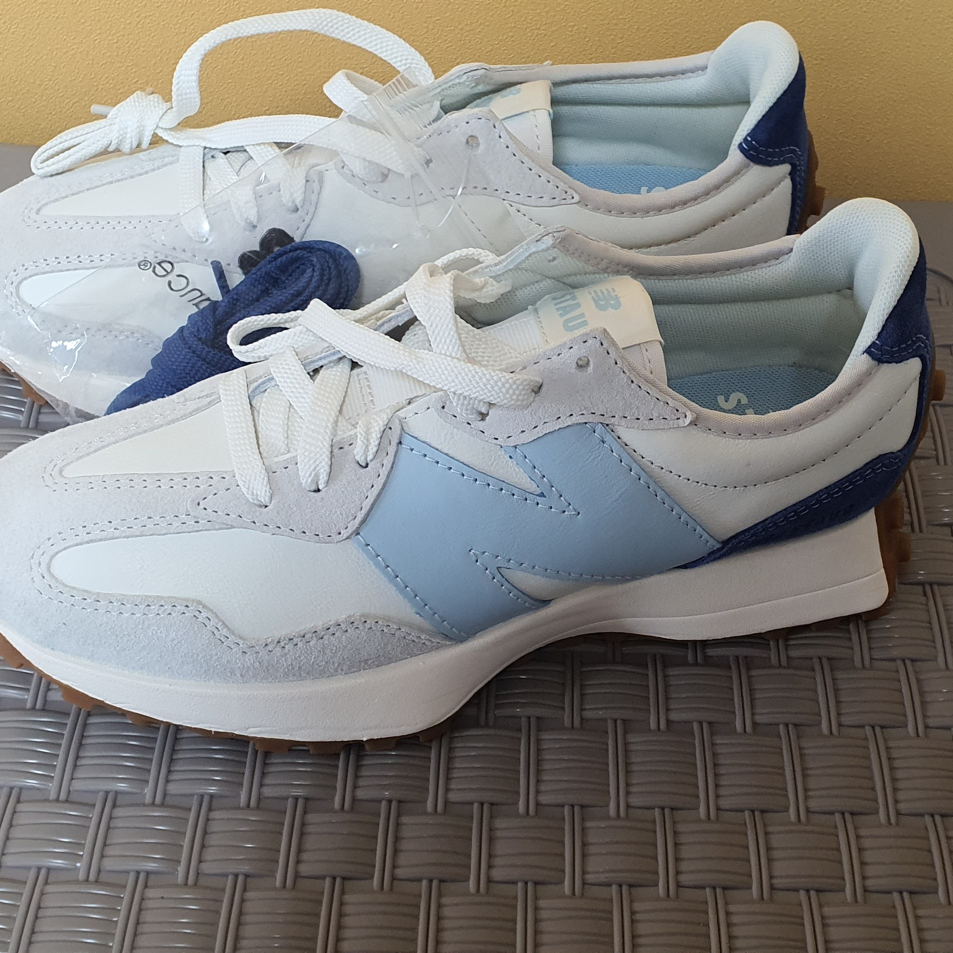 New Balance x Staud 327 Sea Salt Atlantic 착용 스타일 - 2