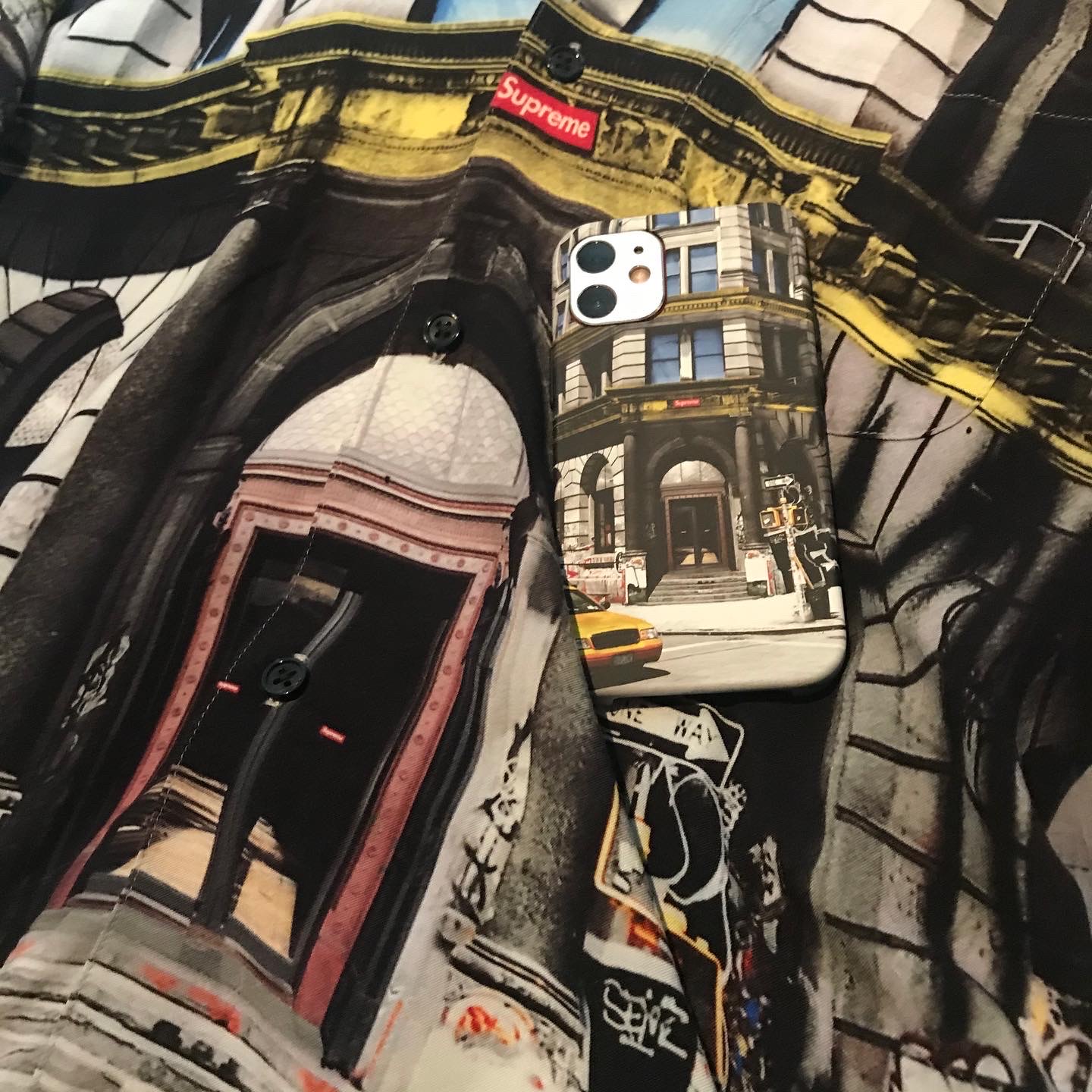 Supreme 190 Bowery Rayon S/S Shirt Multi-Color - 21SS, Supreme 190 Bowery iPhone Case Multi-Color - 21SS 착용 스타일