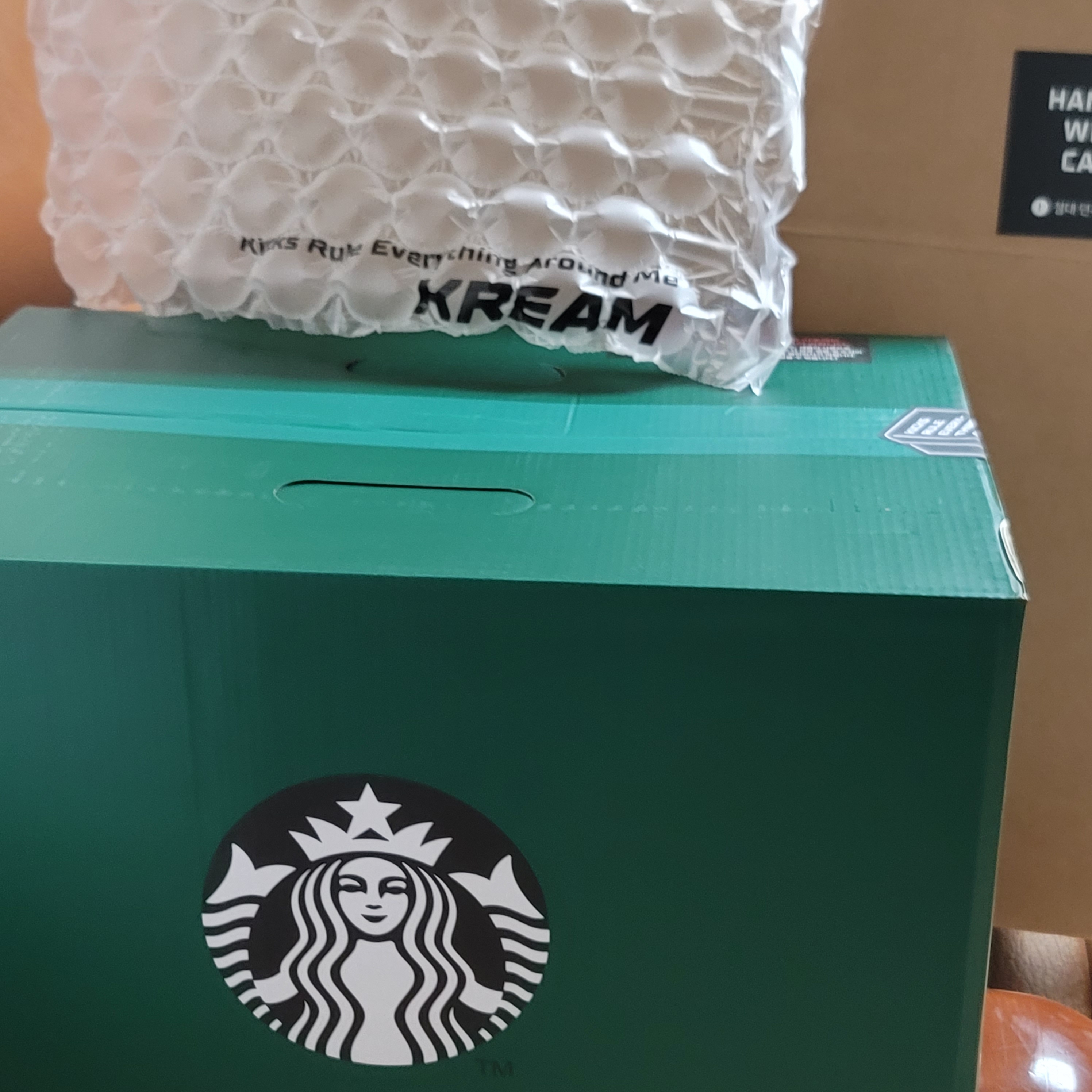 Starbucks Summer Day Cooler Summer Green 착용 스타일