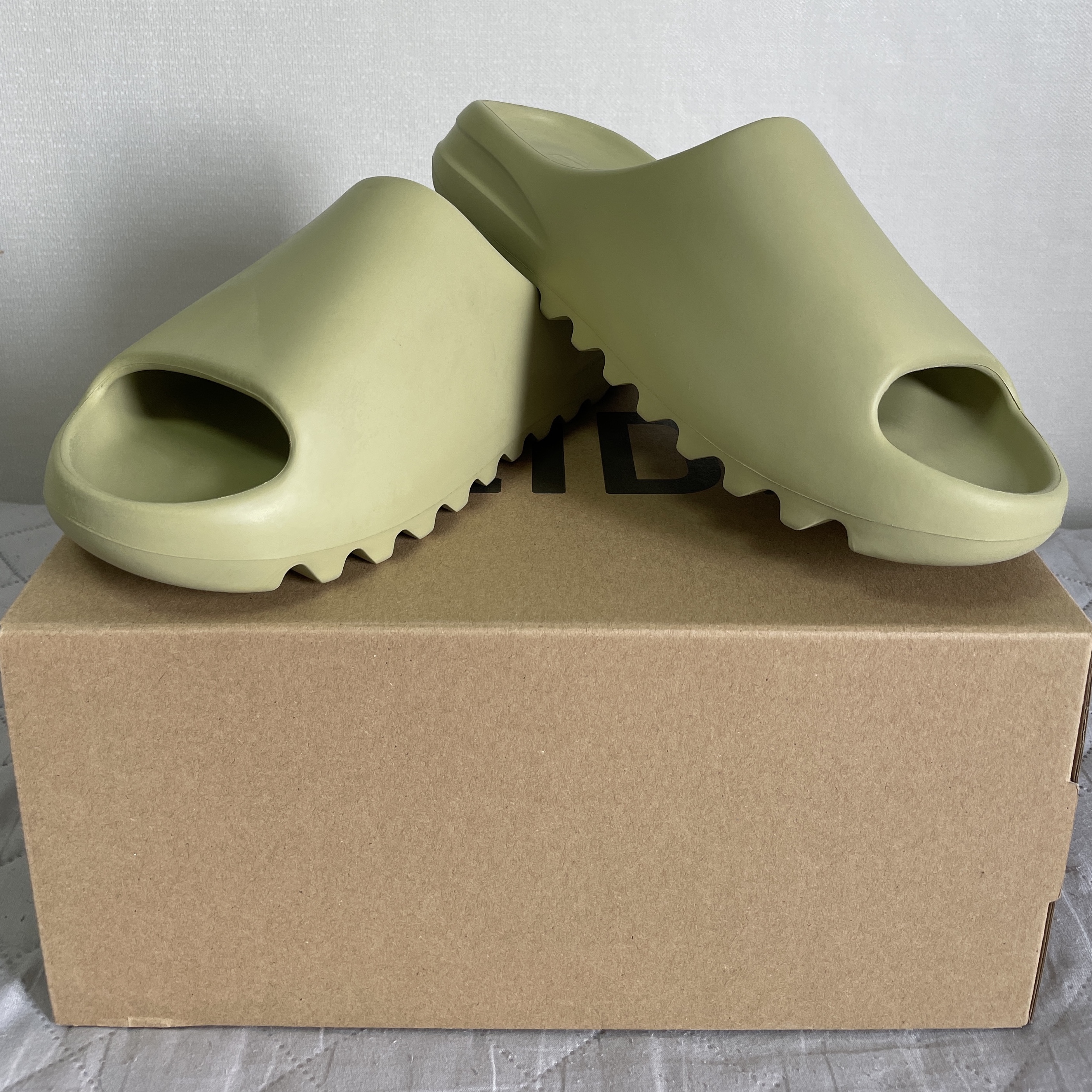Adidas Yeezy Slide Resin 2021 착용 스타일