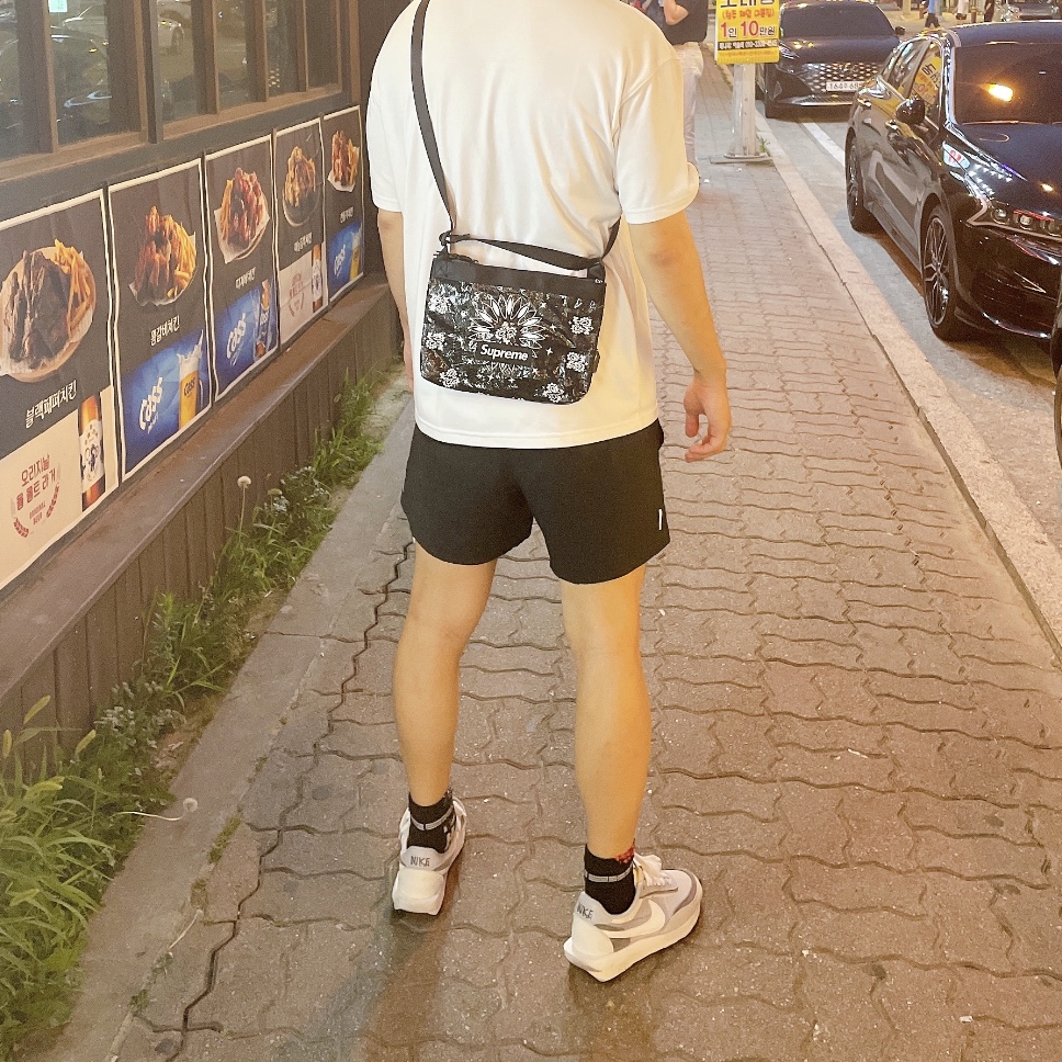 Supreme Bandana Tarp Side Bag Black - 21SS, Nike x Sacai LDWaffle Summit White 착용 스타일