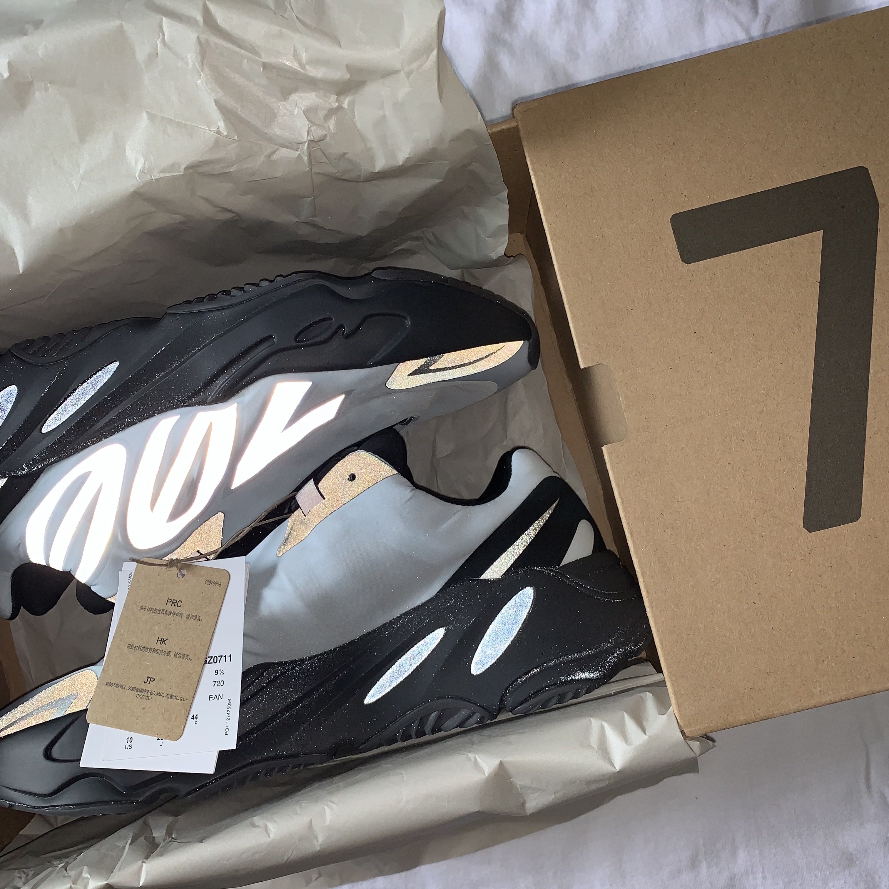 Adidas Yeezy Boost 700 MNVN Blue Tint 착용 스타일